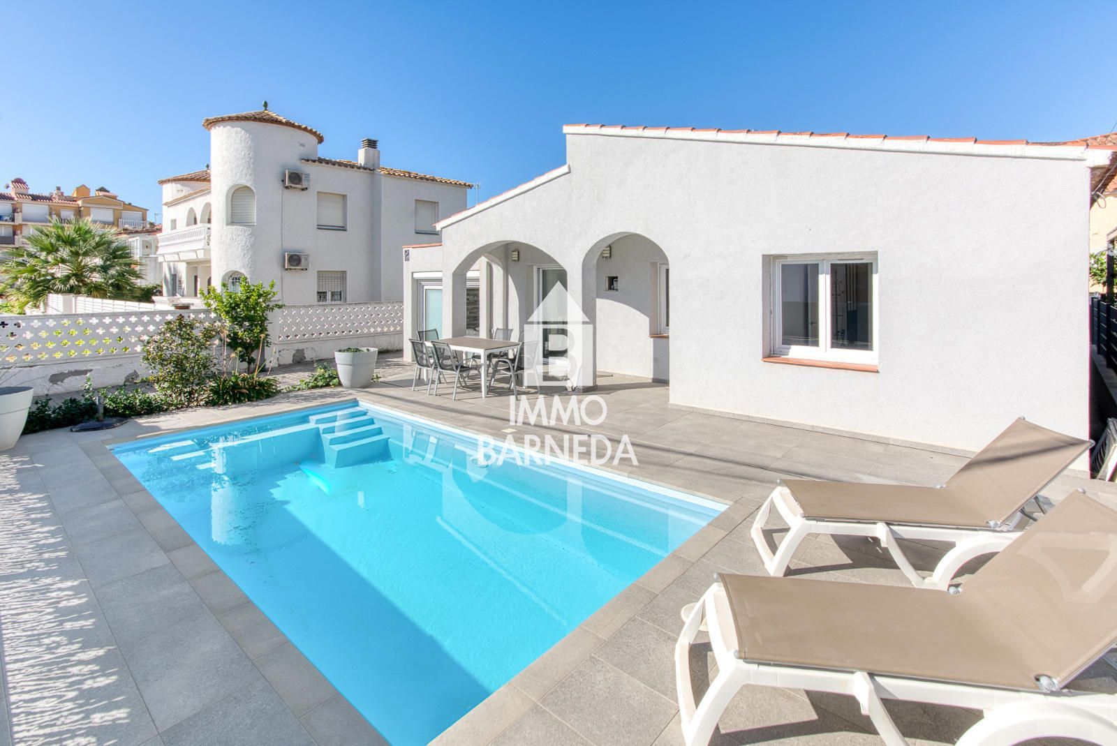 Villa Reformada con piscina privada y licencia turística a 200 metros de la playa de Empuriabrava