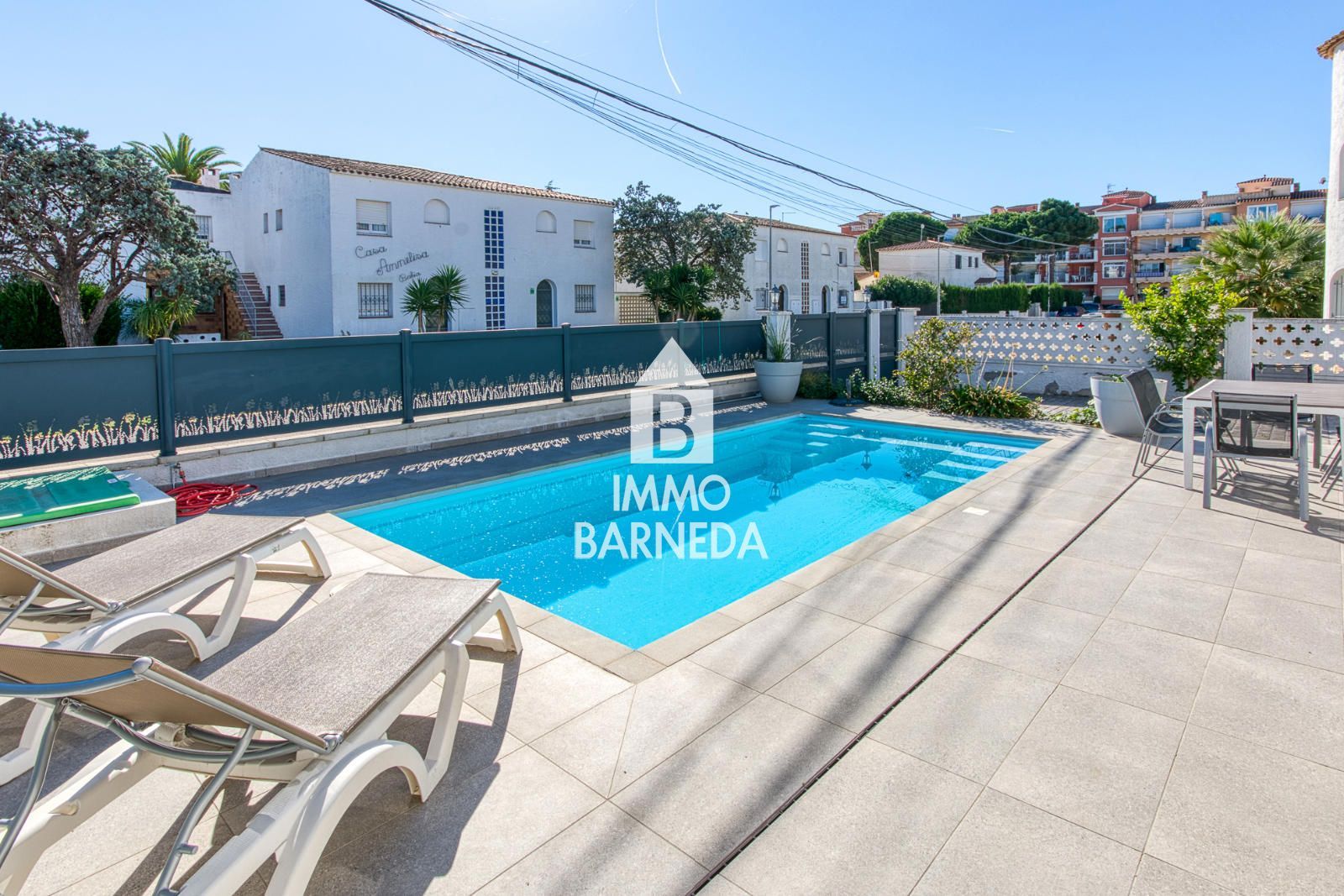 Villa Reformada con piscina privada y licencia turística a 200 metros de la playa de Empuriabrava