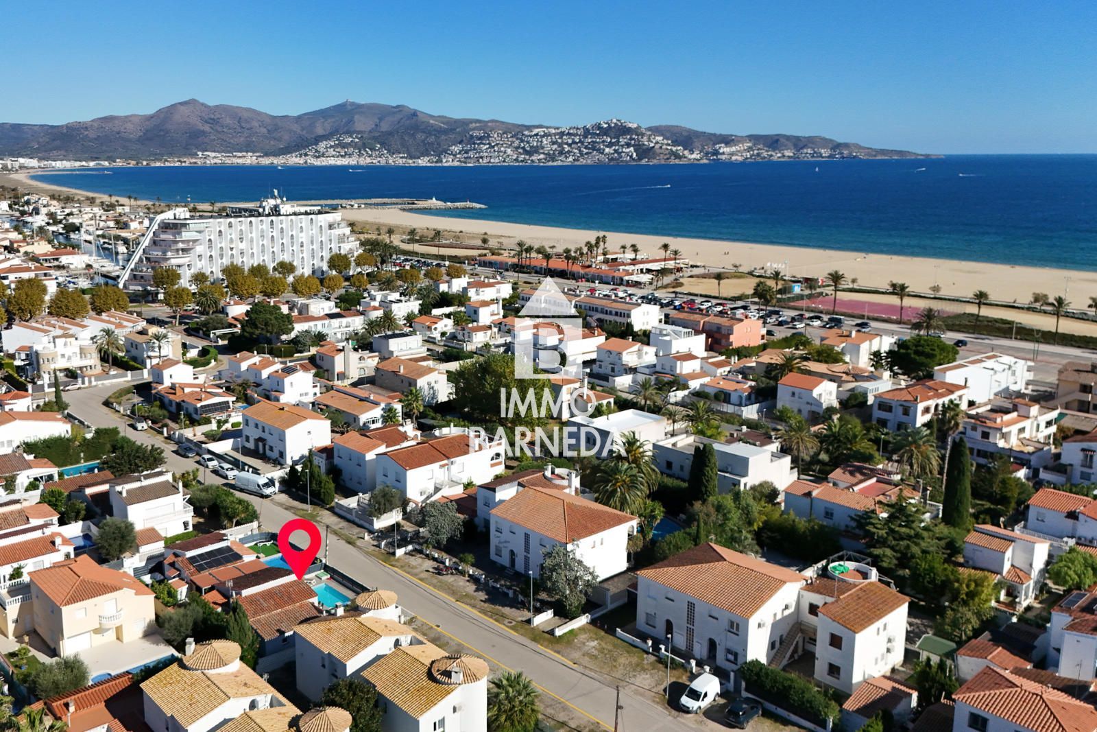 Villa Reformada con piscina privada y licencia turística a 200 metros de la playa de Empuriabrava