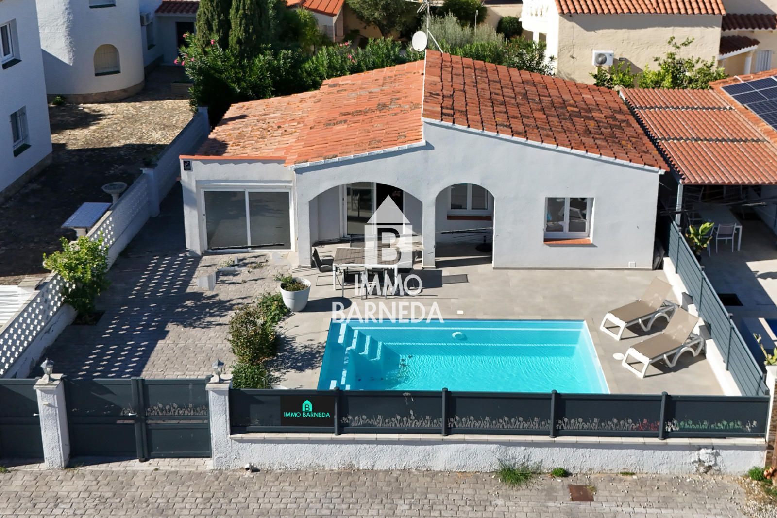 Villa Reformada con piscina privada y licencia turística a 200 metros de la playa de Empuriabrava