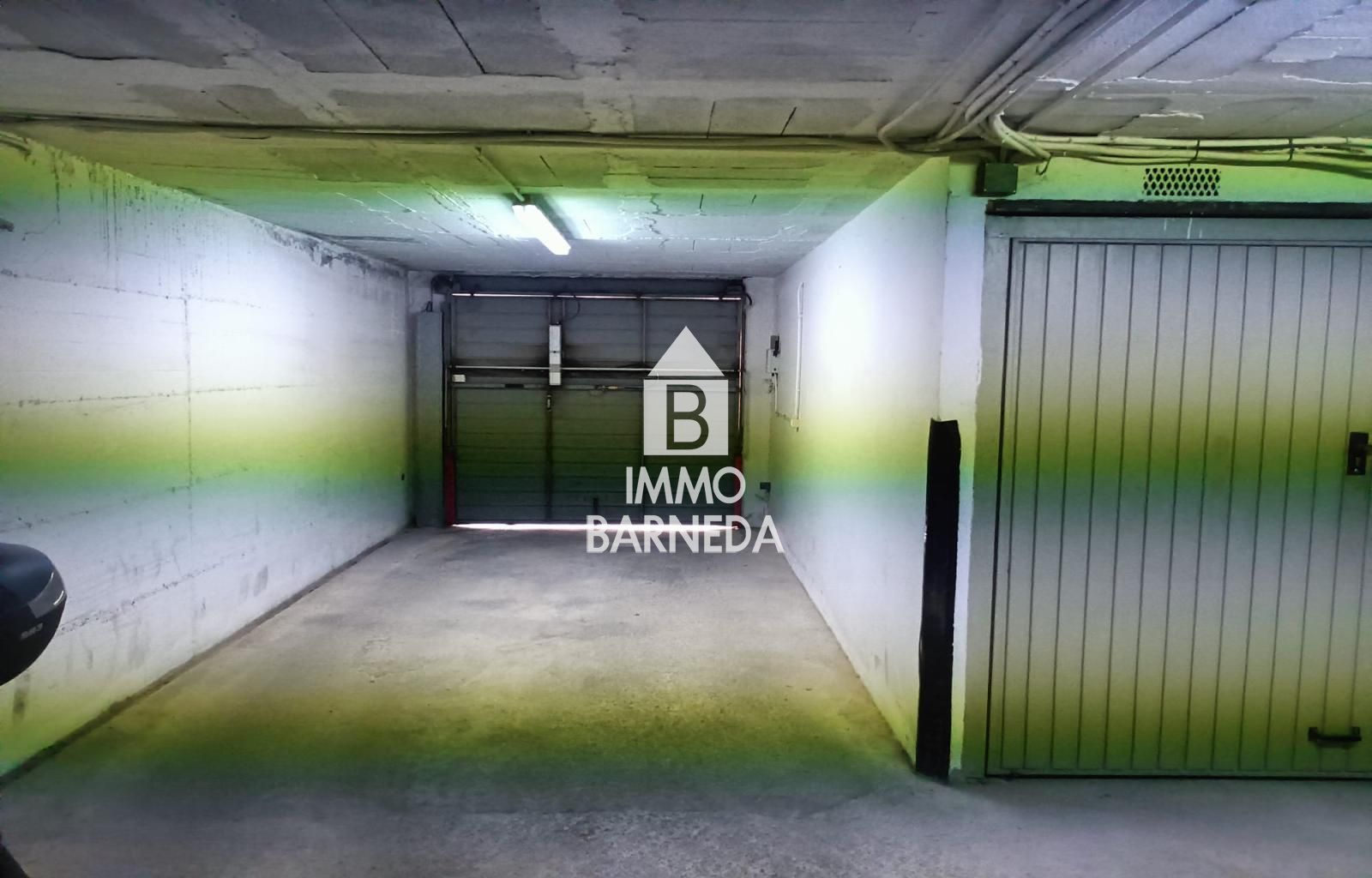 Garaje cerrado en Roses en el inicio del Puig Rom