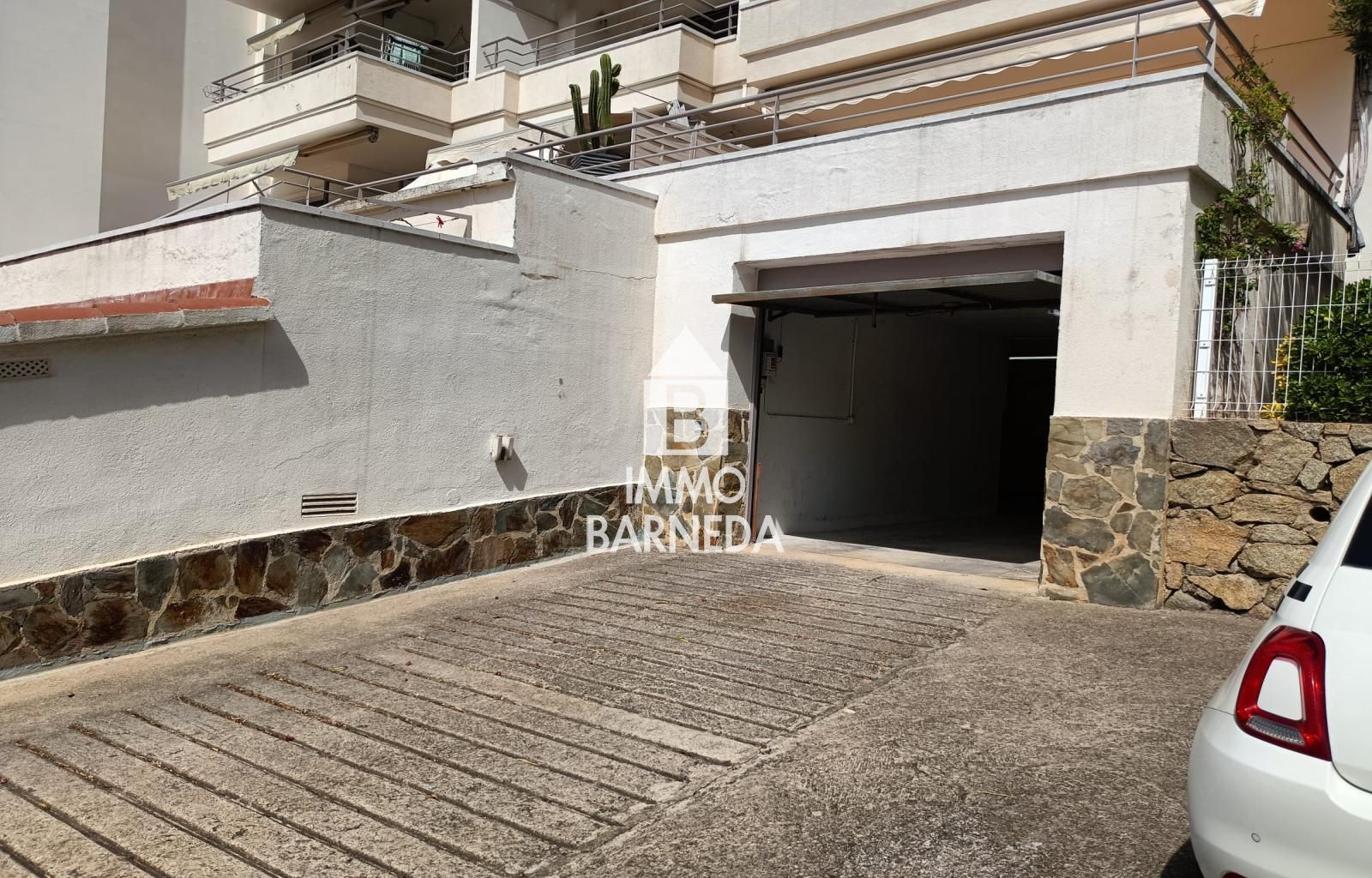 Garaje cerrado en Roses en el inicio del Puig Rom