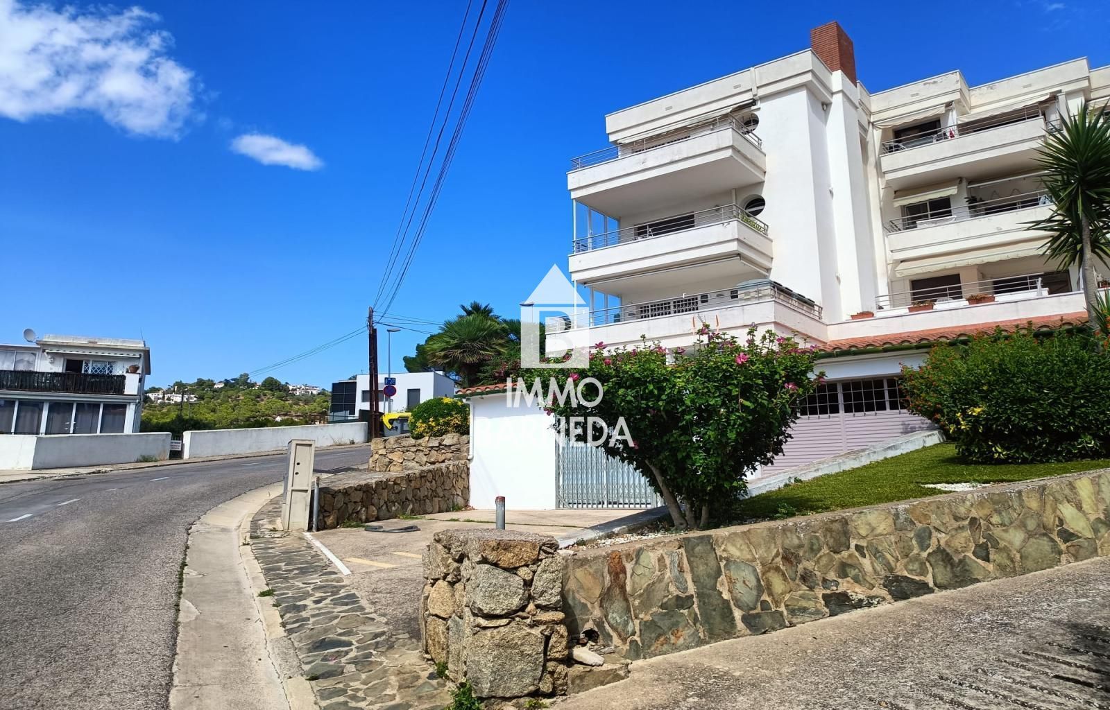 Garaje cerrado en Roses en el inicio del Puig Rom