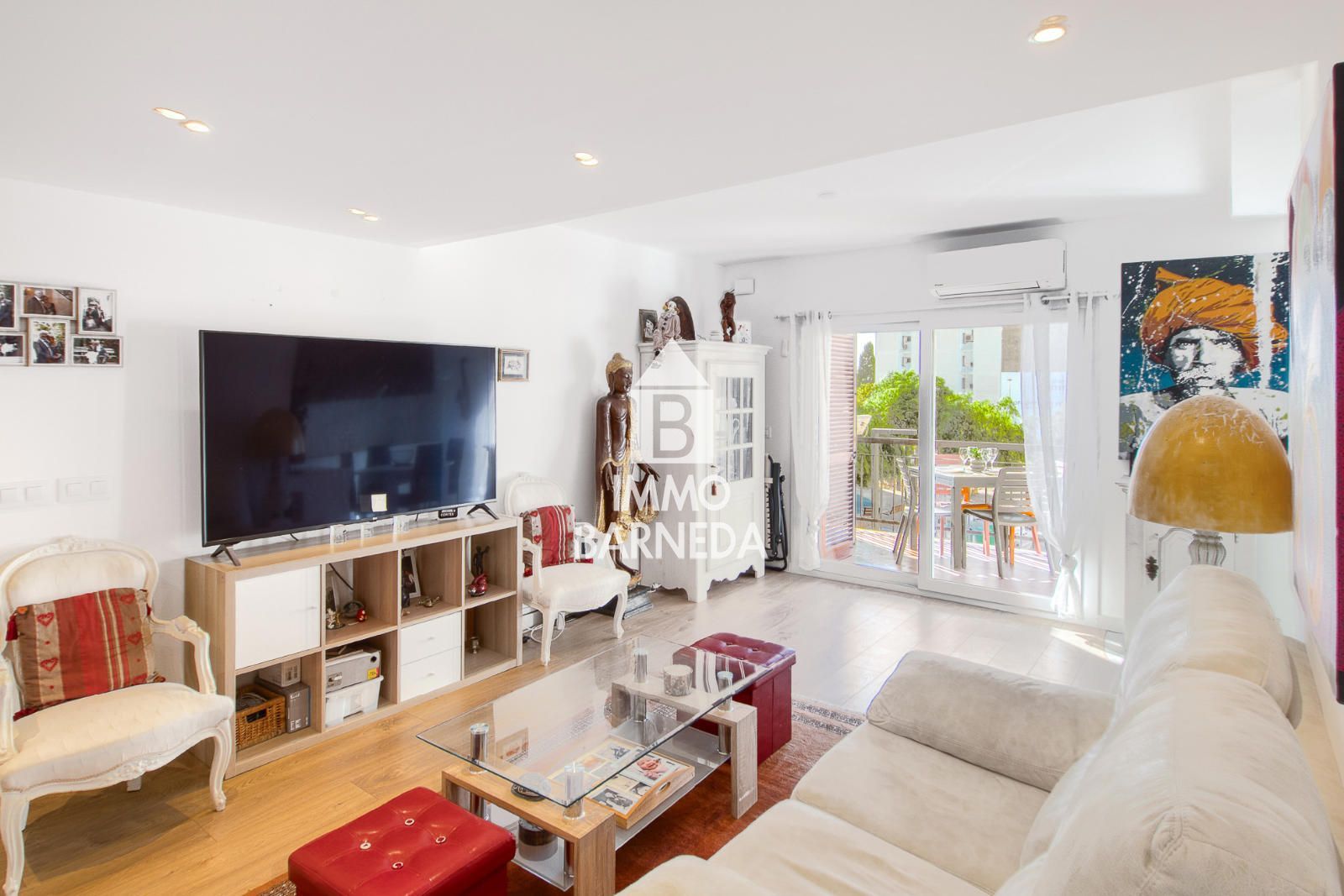 Komplett renovierte Wohnung mit hochwertigen Materialien im Herzen von Roses, nur 150 Meter vom Meer entfernt.