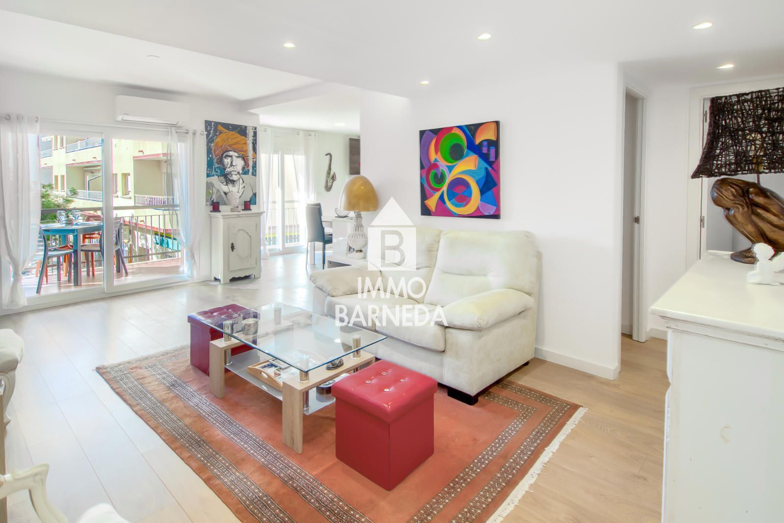 Komplett renovierte Wohnung mit hochwertigen Materialien im Herzen von Roses, nur 150 Meter vom Meer entfernt.
