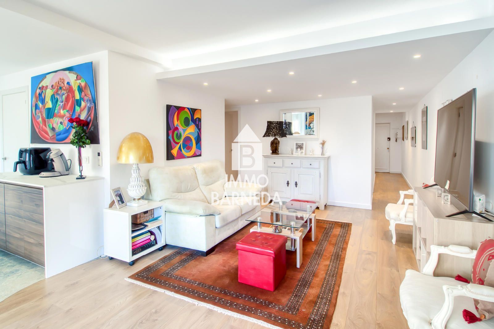 Komplett renovierte Wohnung mit hochwertigen Materialien im Herzen von Roses, nur 150 Meter vom Meer entfernt.