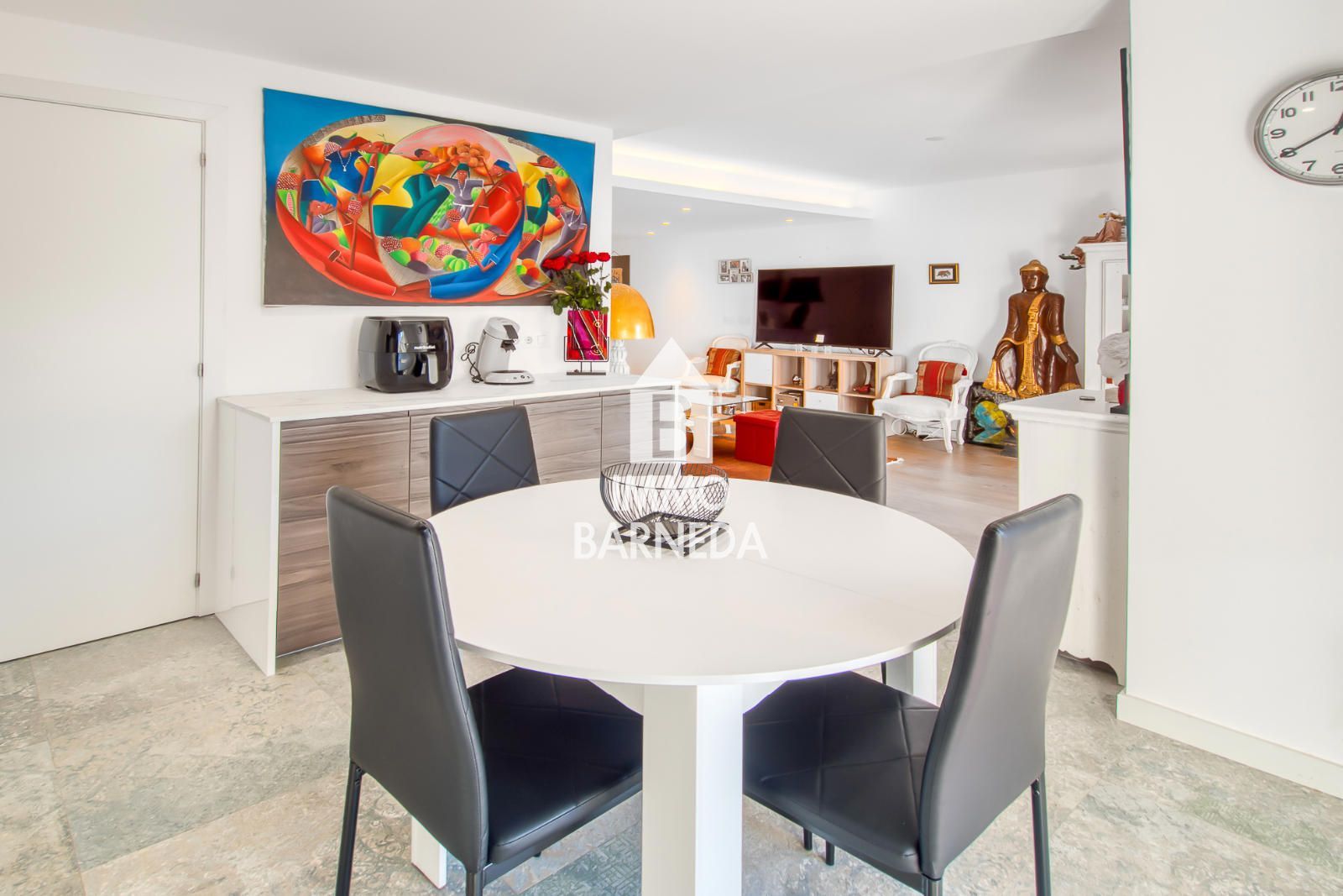 Komplett renovierte Wohnung mit hochwertigen Materialien im Herzen von Roses, nur 150 Meter vom Meer entfernt.