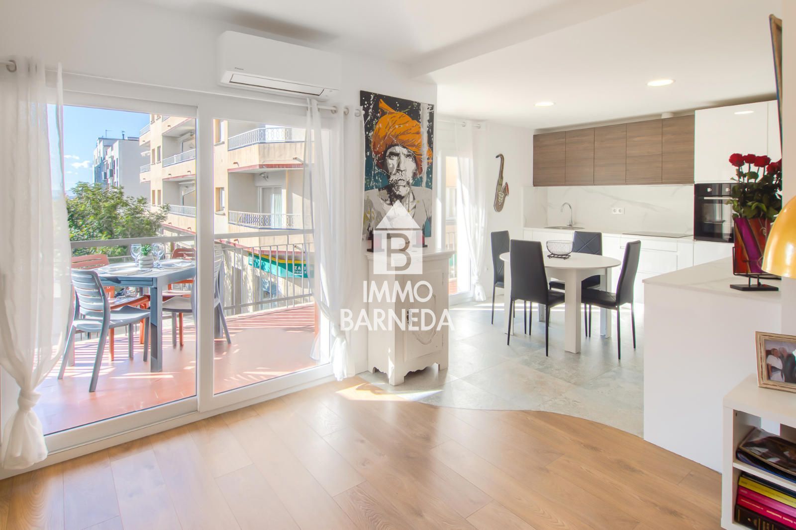 Komplett renovierte Wohnung mit hochwertigen Materialien im Herzen von Roses, nur 150 Meter vom Meer entfernt.