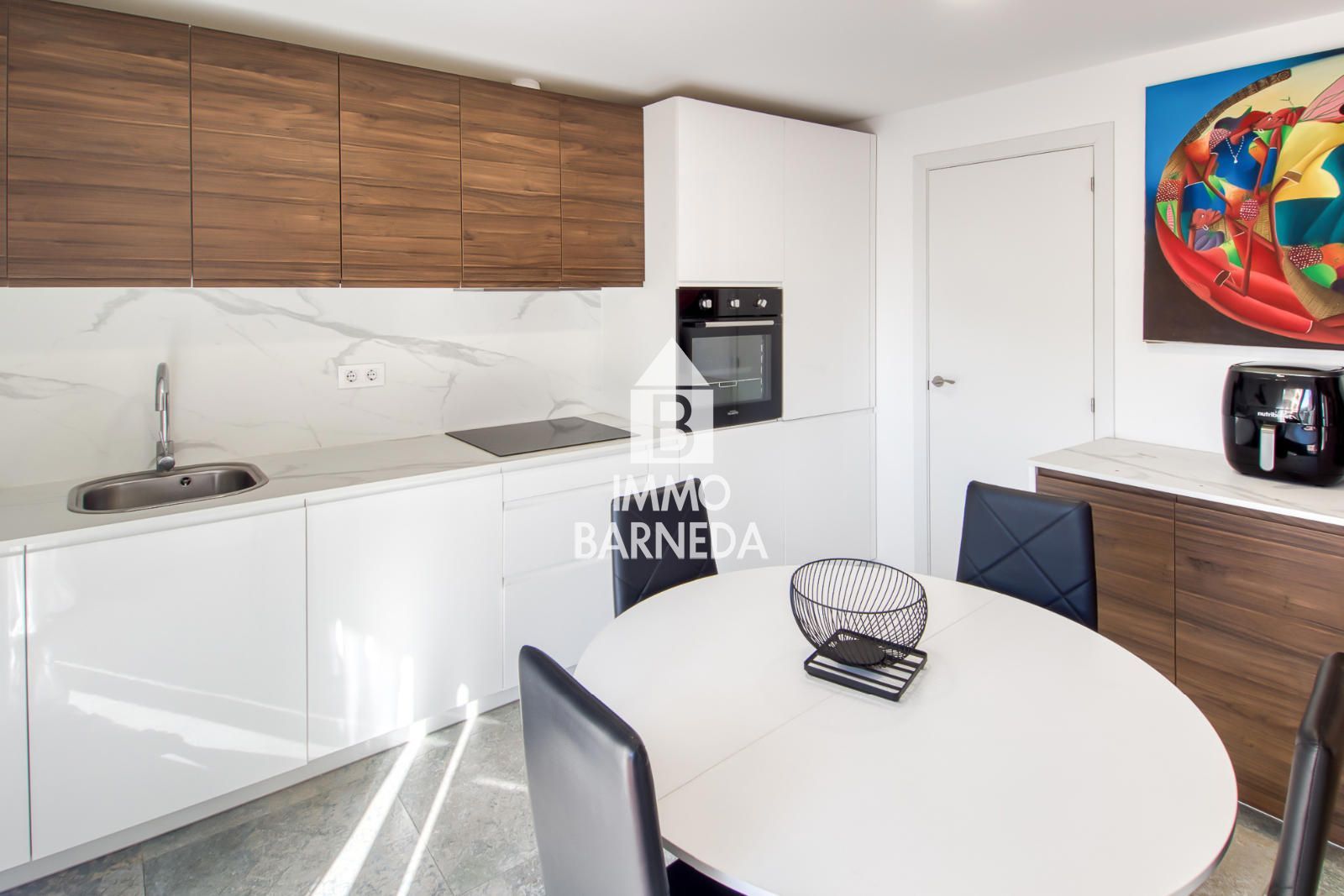 Komplett renovierte Wohnung mit hochwertigen Materialien im Herzen von Roses, nur 150 Meter vom Meer entfernt.