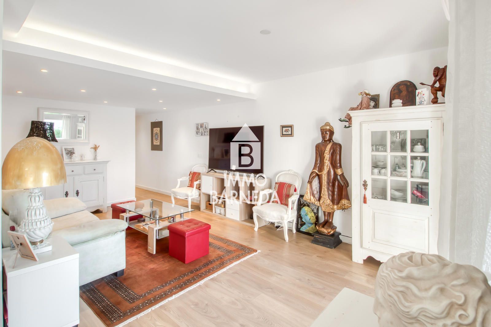 Komplett renovierte Wohnung mit hochwertigen Materialien im Herzen von Roses, nur 150 Meter vom Meer entfernt.