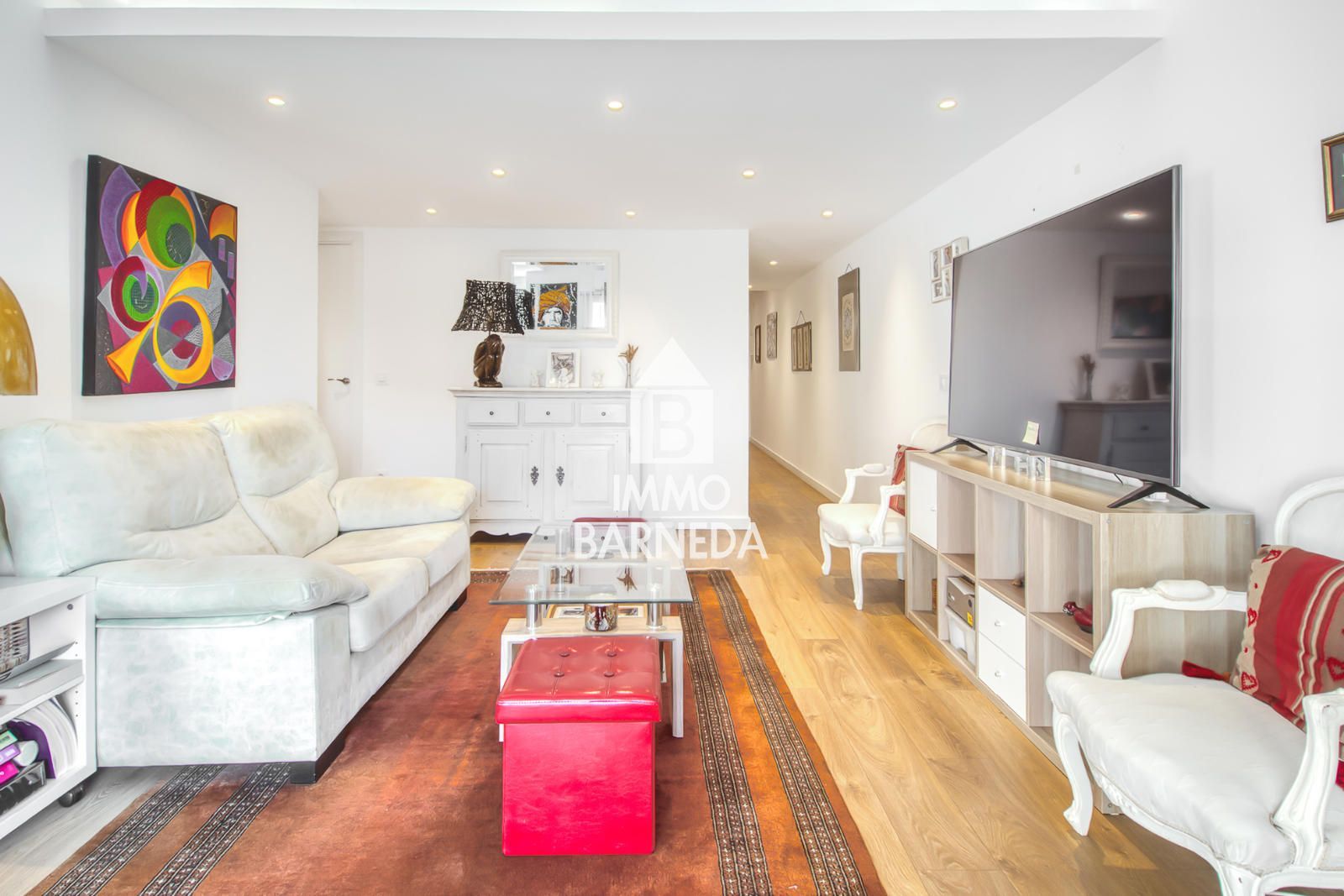 Komplett renovierte Wohnung mit hochwertigen Materialien im Herzen von Roses, nur 150 Meter vom Meer entfernt.