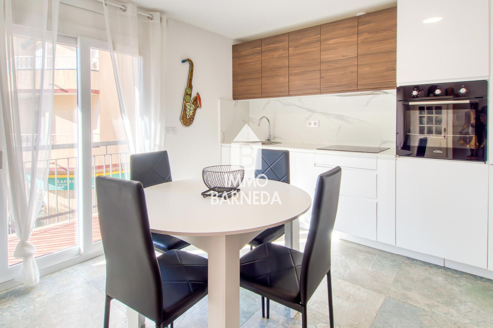 Komplett renovierte Wohnung mit hochwertigen Materialien im Herzen von Roses, nur 150 Meter vom Meer entfernt.