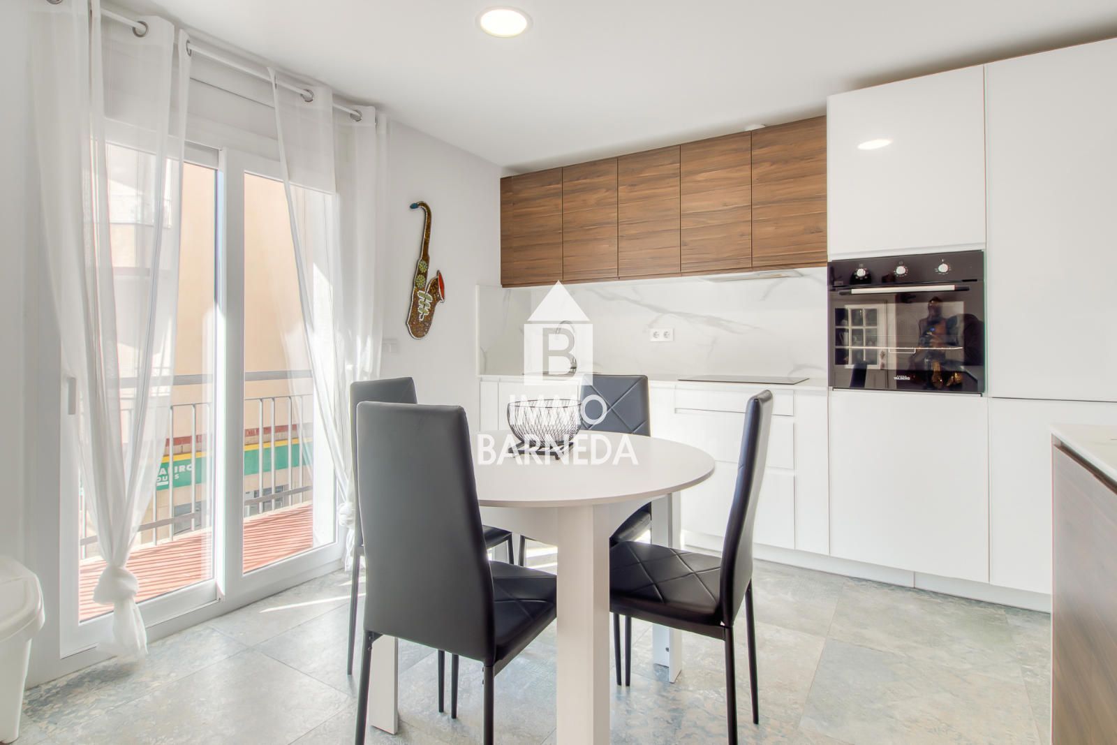 Komplett renovierte Wohnung mit hochwertigen Materialien im Herzen von Roses, nur 150 Meter vom Meer entfernt.