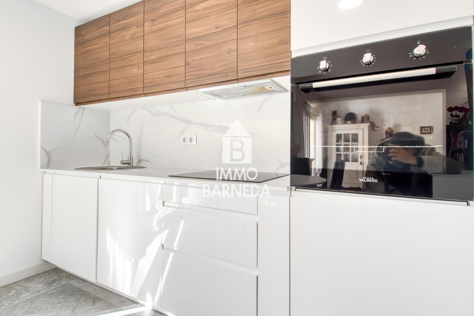 Komplett renovierte Wohnung mit hochwertigen Materialien im Herzen von Roses, nur 150 Meter vom Meer entfernt.