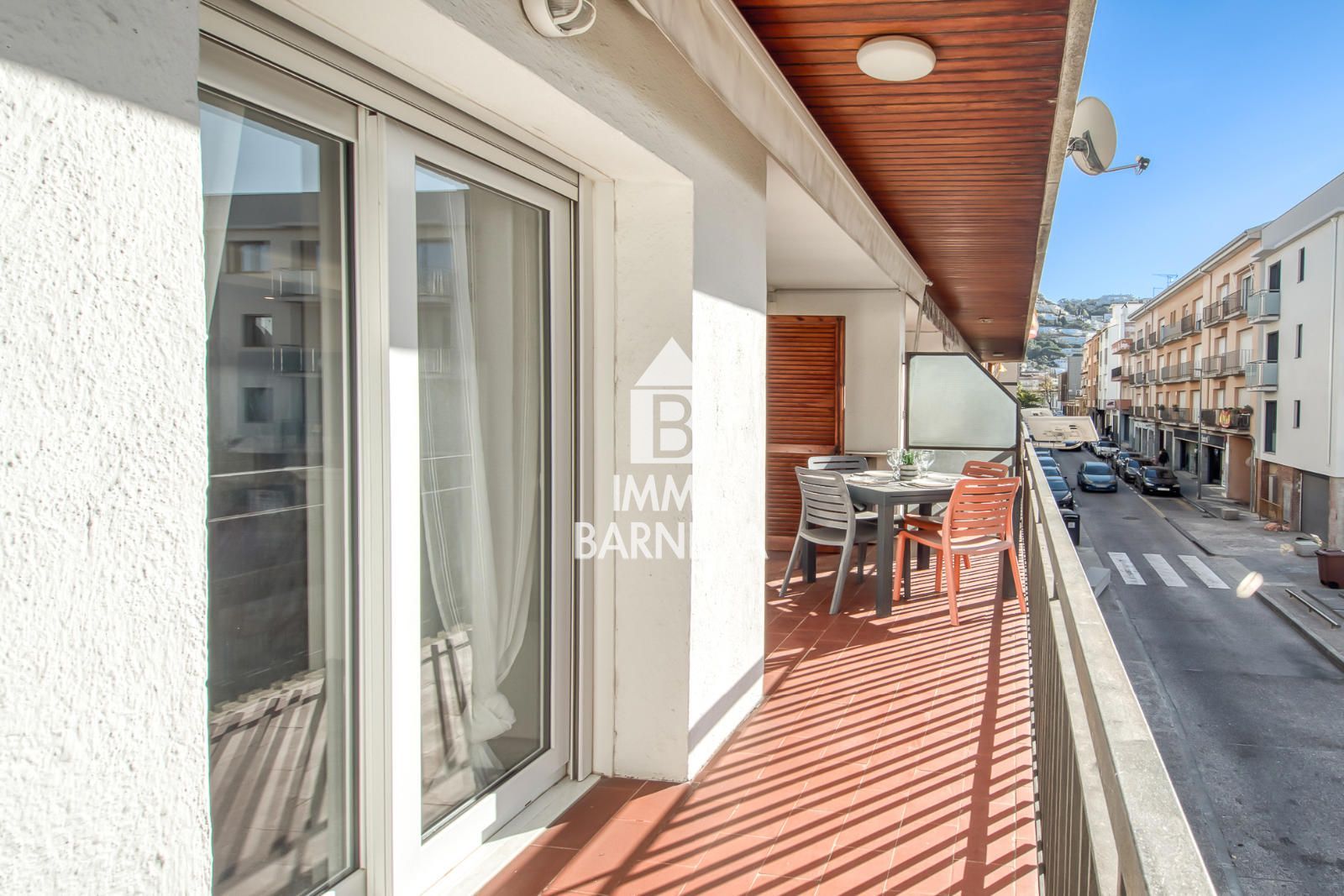 Komplett renovierte Wohnung mit hochwertigen Materialien im Herzen von Roses, nur 150 Meter vom Meer entfernt.