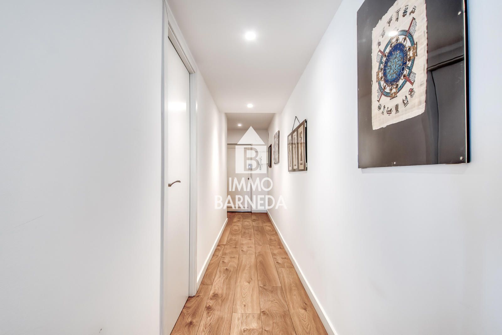 Komplett renovierte Wohnung mit hochwertigen Materialien im Herzen von Roses, nur 150 Meter vom Meer entfernt.