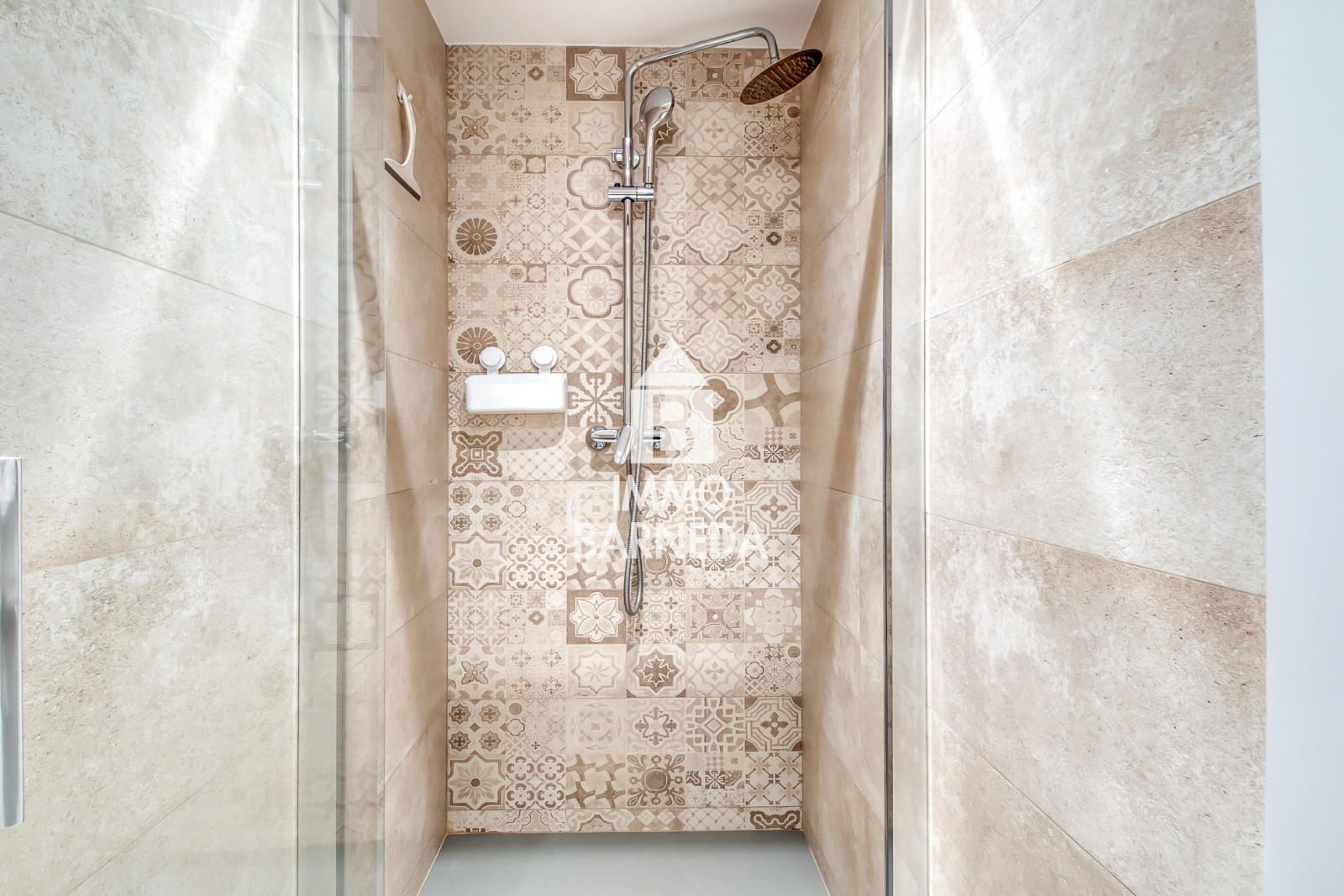 Komplett renovierte Wohnung mit hochwertigen Materialien im Herzen von Roses, nur 150 Meter vom Meer entfernt.