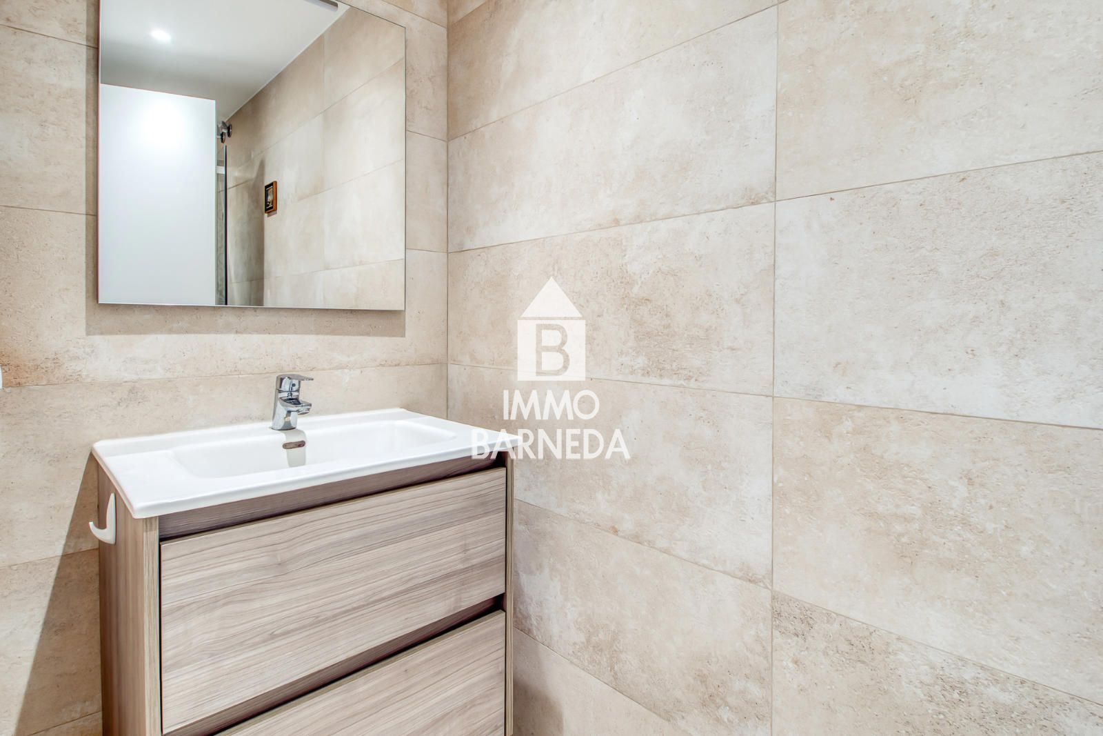 Komplett renovierte Wohnung mit hochwertigen Materialien im Herzen von Roses, nur 150 Meter vom Meer entfernt.