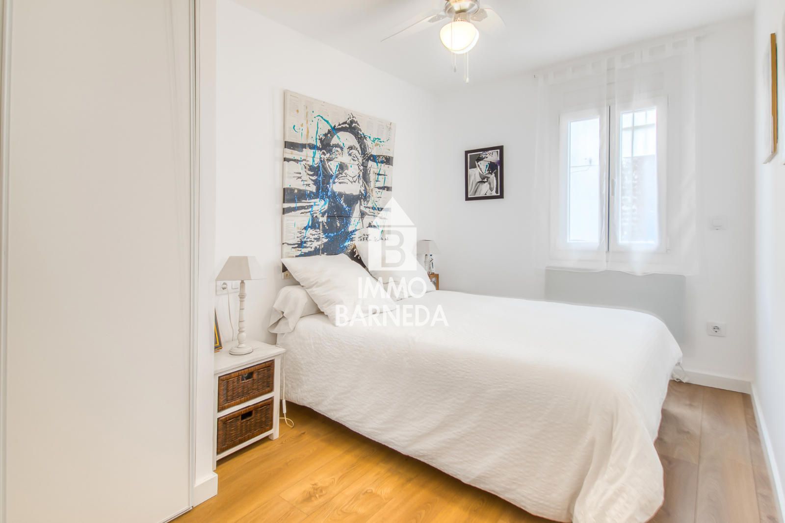 Komplett renovierte Wohnung mit hochwertigen Materialien im Herzen von Roses, nur 150 Meter vom Meer entfernt.