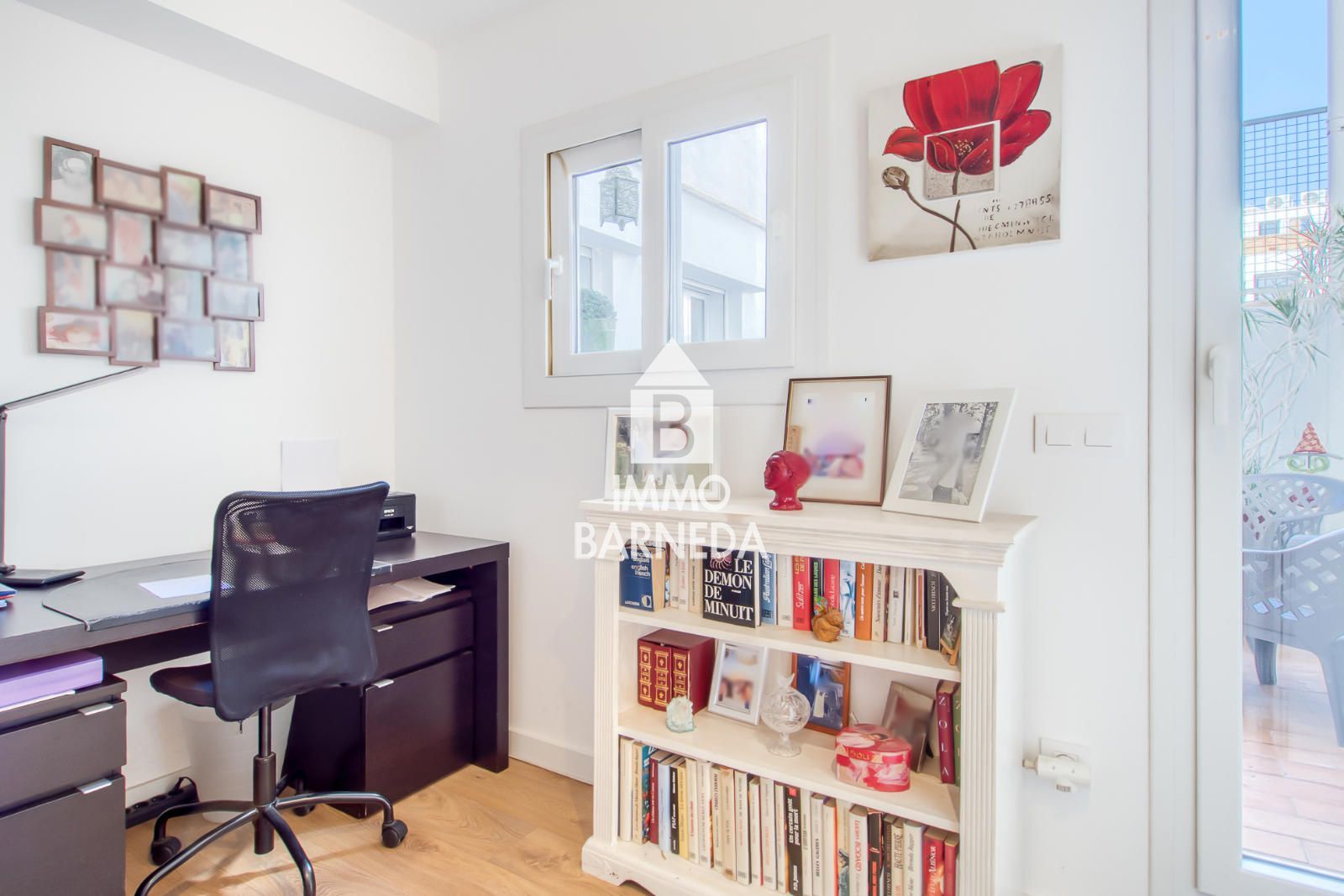 Komplett renovierte Wohnung mit hochwertigen Materialien im Herzen von Roses, nur 150 Meter vom Meer entfernt.