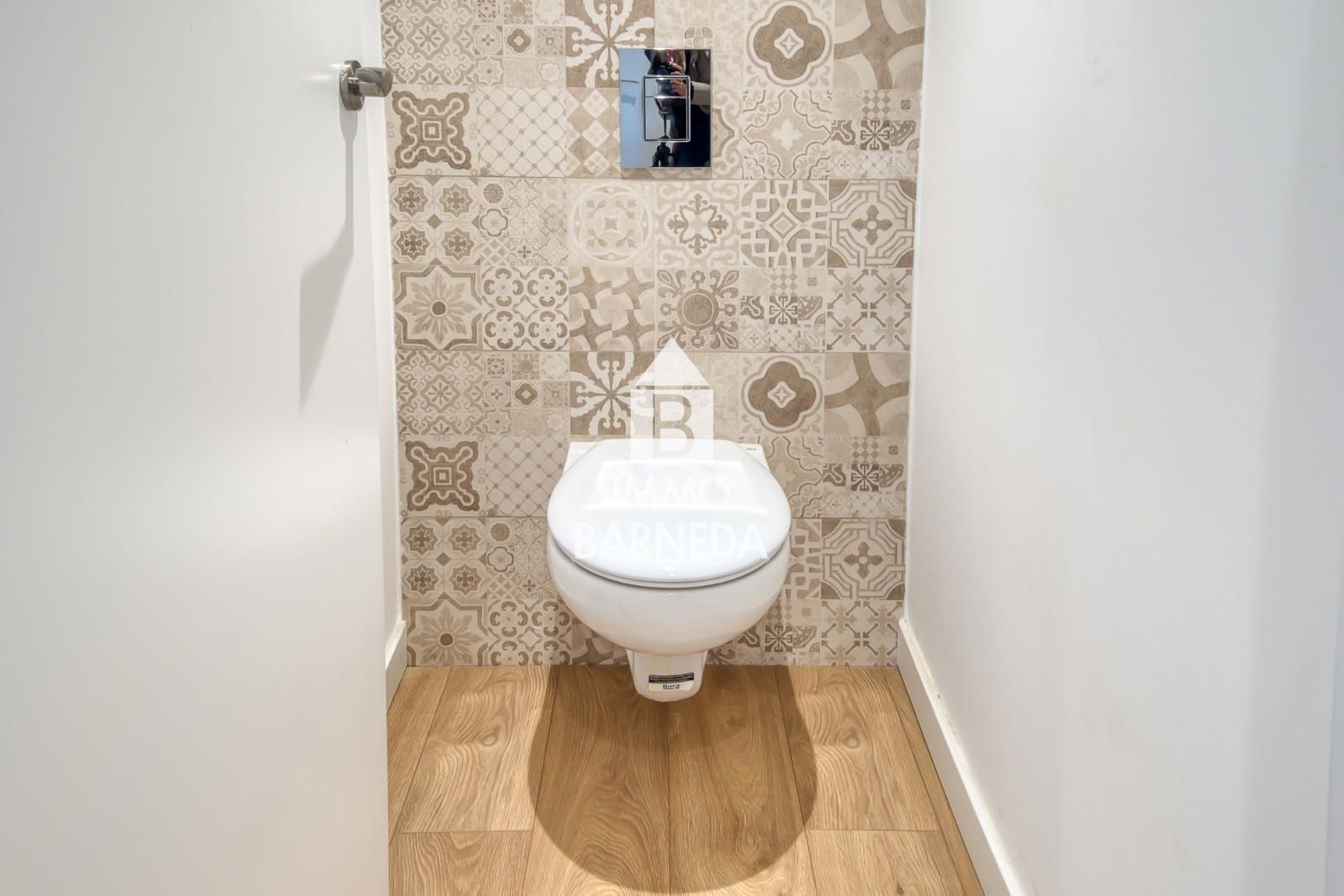 Komplett renovierte Wohnung mit hochwertigen Materialien im Herzen von Roses, nur 150 Meter vom Meer entfernt.