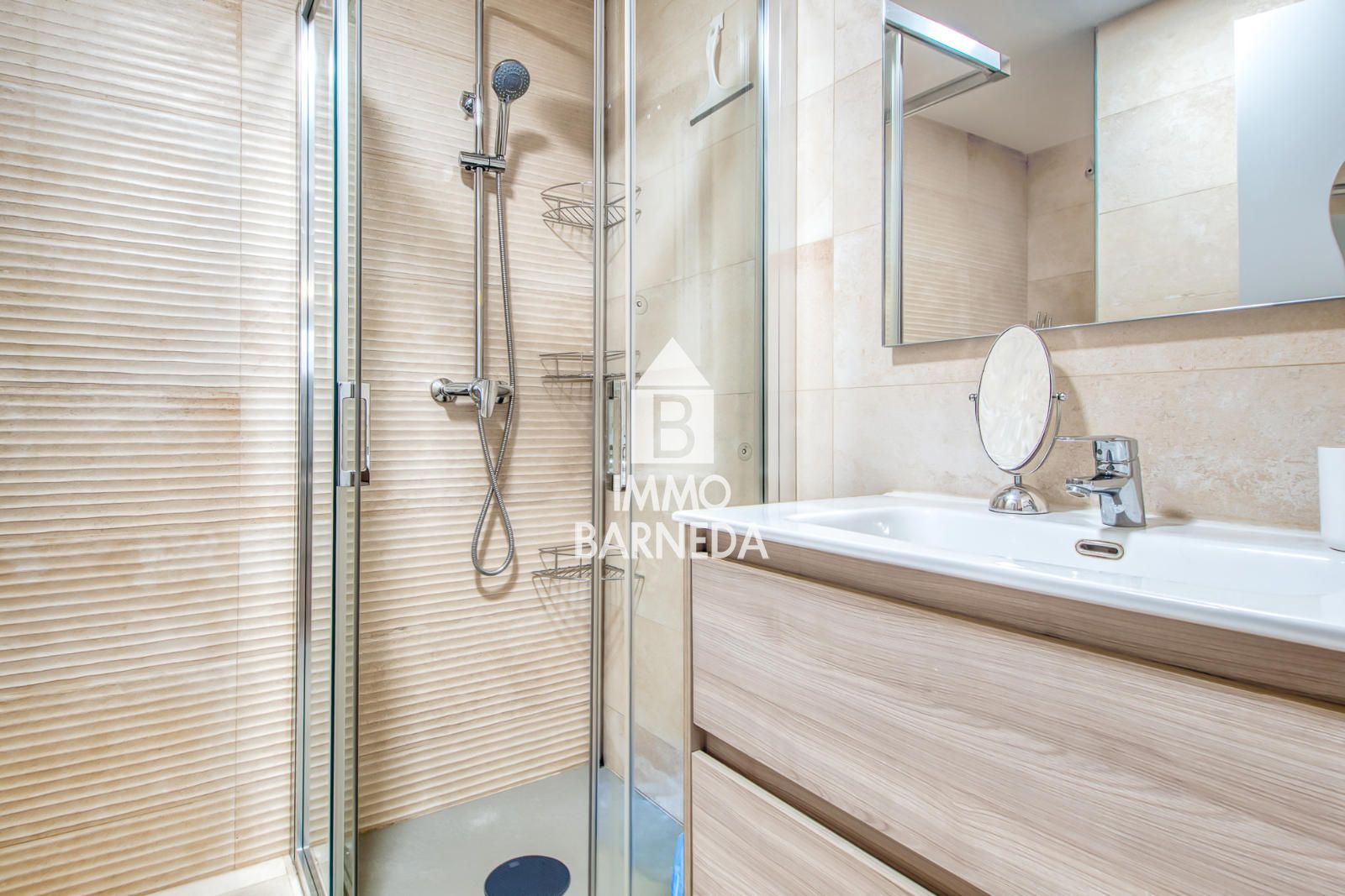 Komplett renovierte Wohnung mit hochwertigen Materialien im Herzen von Roses, nur 150 Meter vom Meer entfernt.