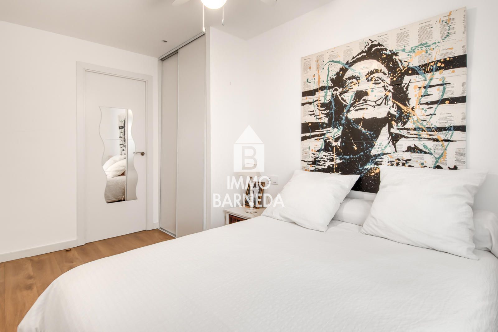 Komplett renovierte Wohnung mit hochwertigen Materialien im Herzen von Roses, nur 150 Meter vom Meer entfernt.