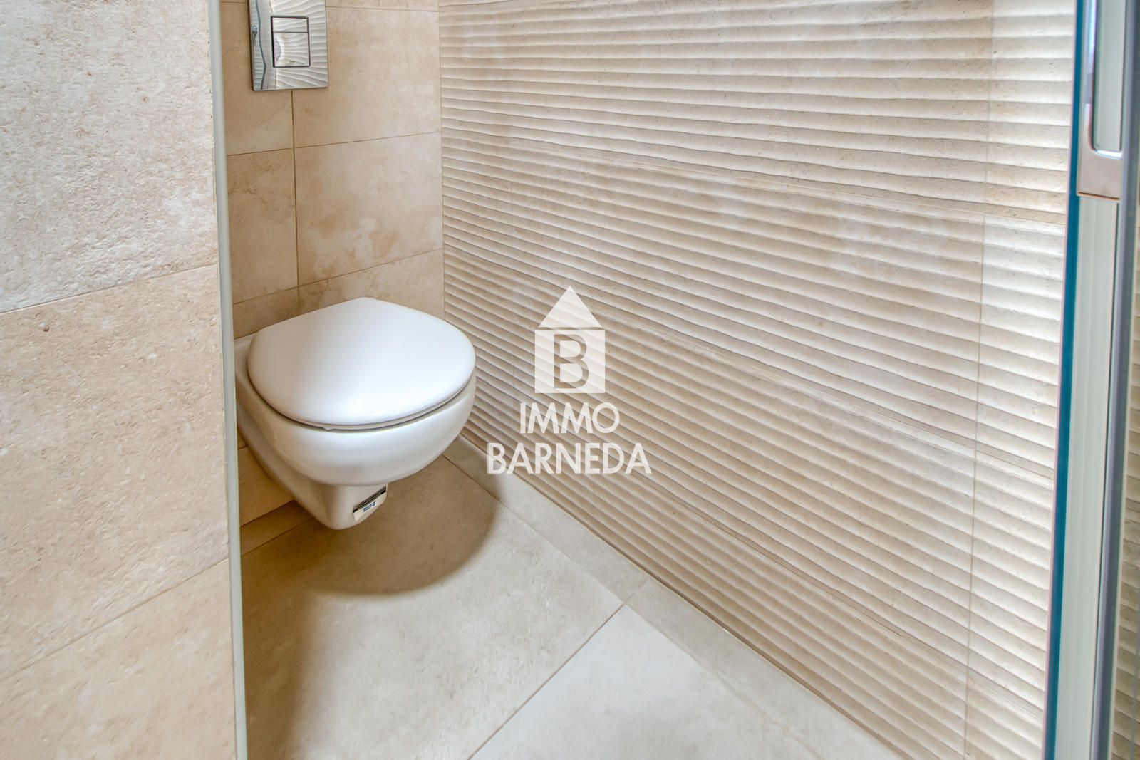 Komplett renovierte Wohnung mit hochwertigen Materialien im Herzen von Roses, nur 150 Meter vom Meer entfernt.