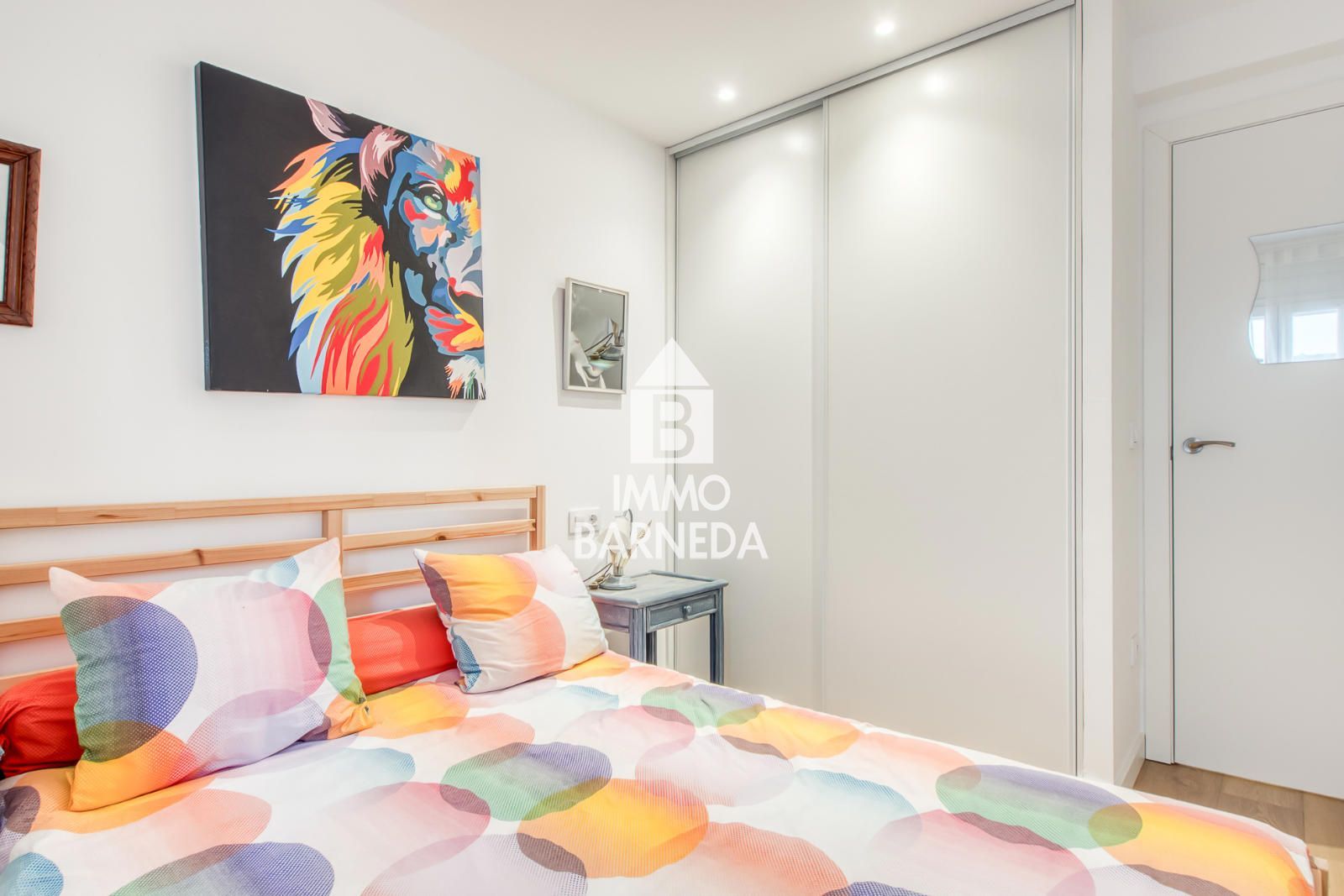 Komplett renovierte Wohnung mit hochwertigen Materialien im Herzen von Roses, nur 150 Meter vom Meer entfernt.