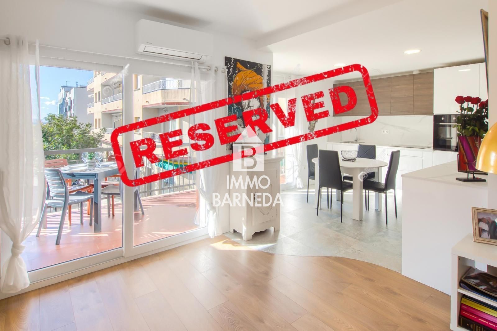 Piso completamente reformado con materiales de alta calidad en el corazón de Roses, a solo 150 metros del mar.