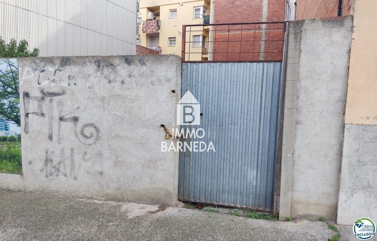 Venda de terreny per construir un edifici a Figueres.