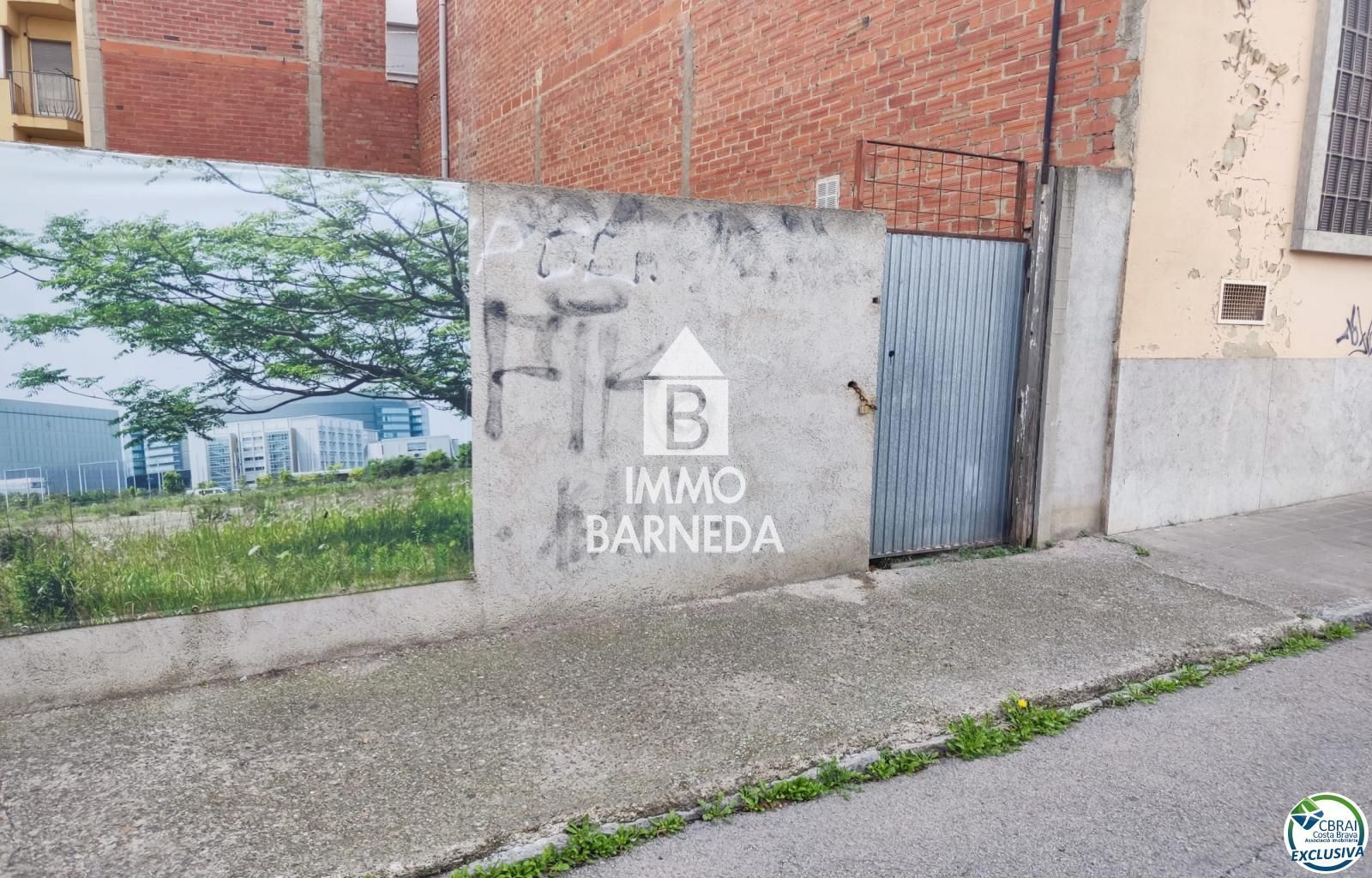 Venda de terreny per construir un edifici a Figueres.