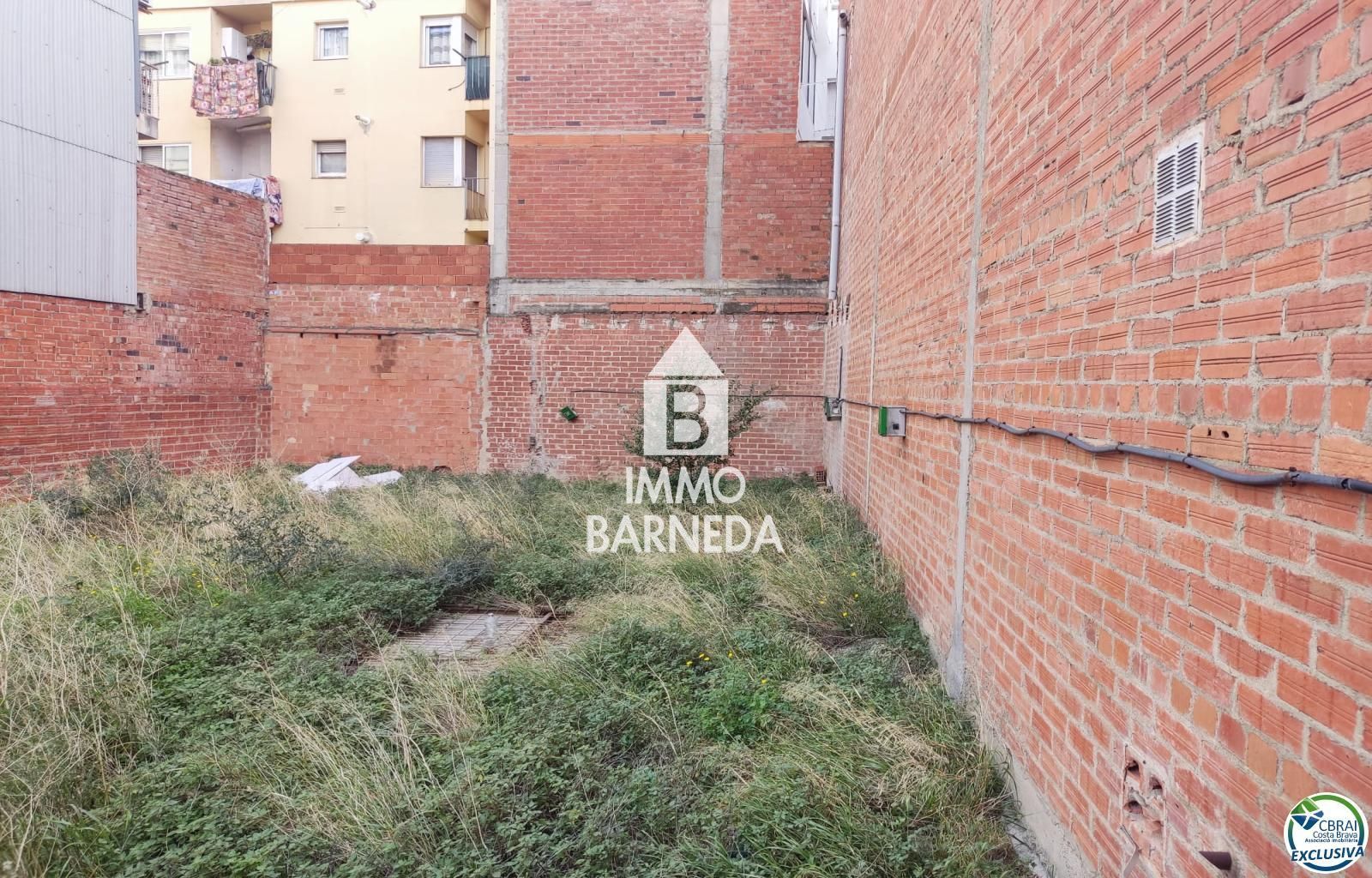 Venda de terreny per construir un edifici a Figueres.