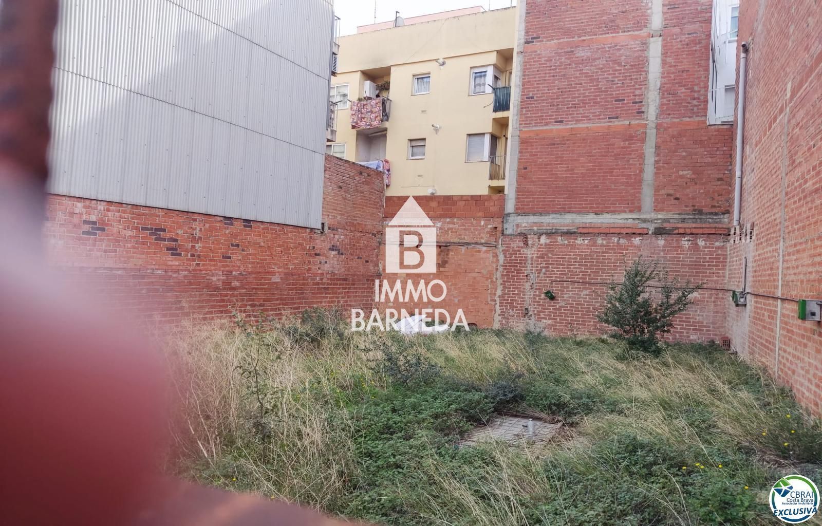 Venda de terreny per construir un edifici a Figueres.