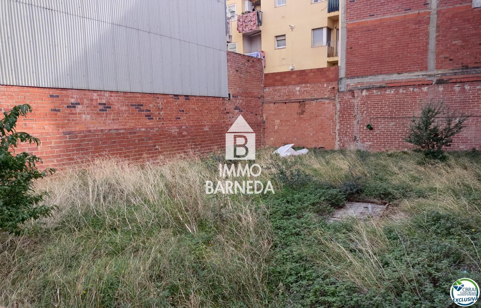 Venda de terreny per construir un edifici a Figueres.