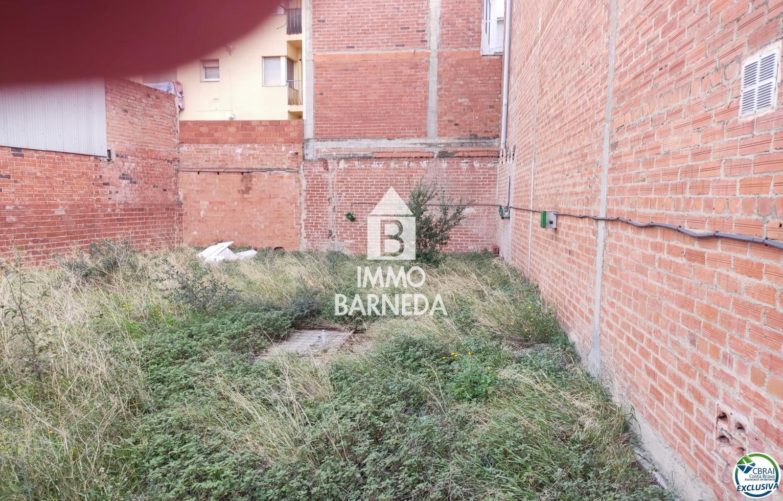 Venda de terreny per construir un edifici a Figueres.