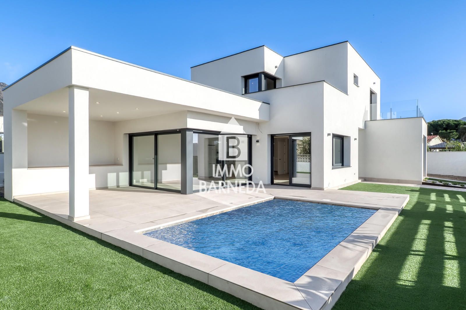 Exclusiva vivienda de obra nueva con piscina y jardín en Mas Buscà, Roses