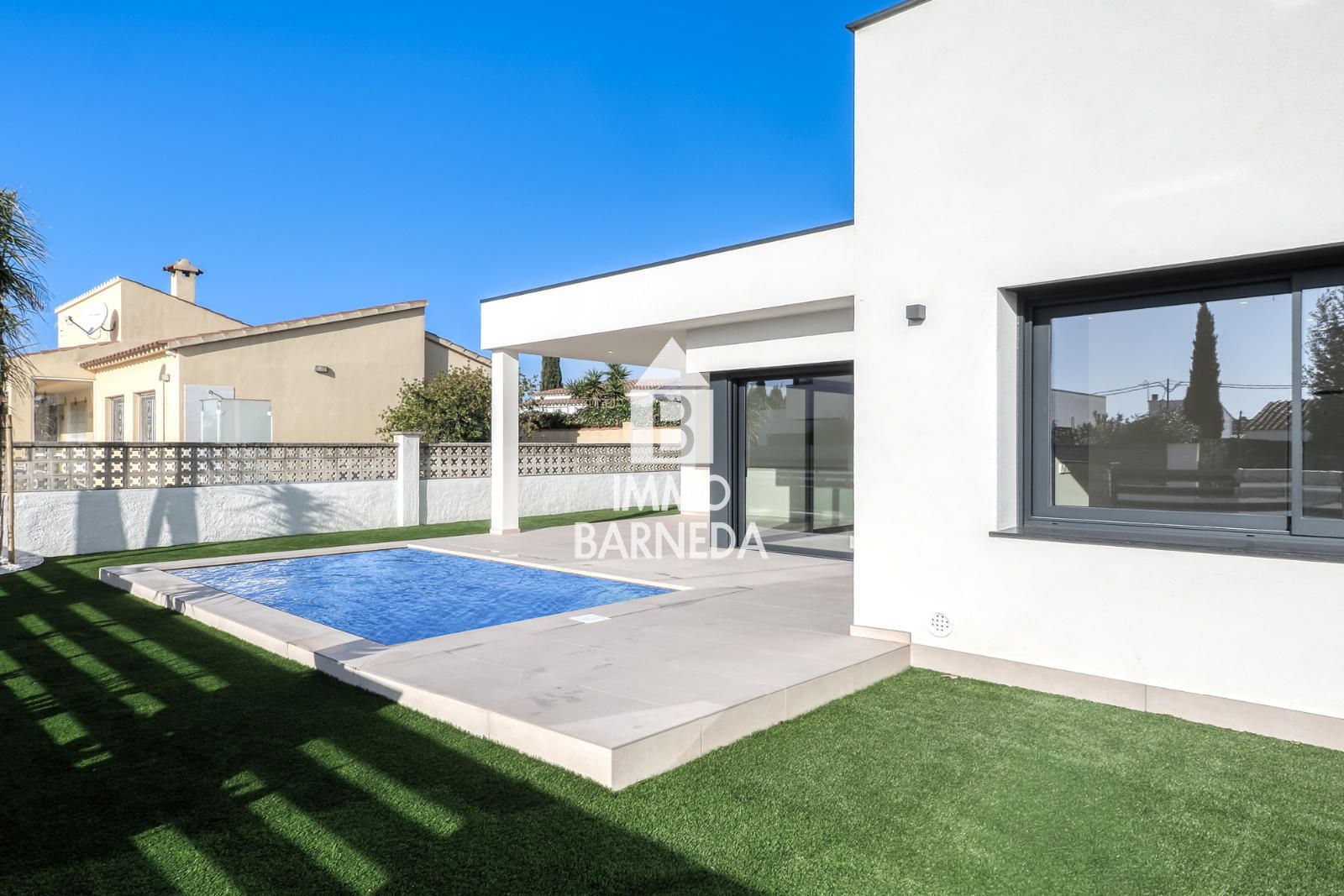 Exclusiva vivienda de obra nueva con piscina y jardín en Mas Buscà, Roses