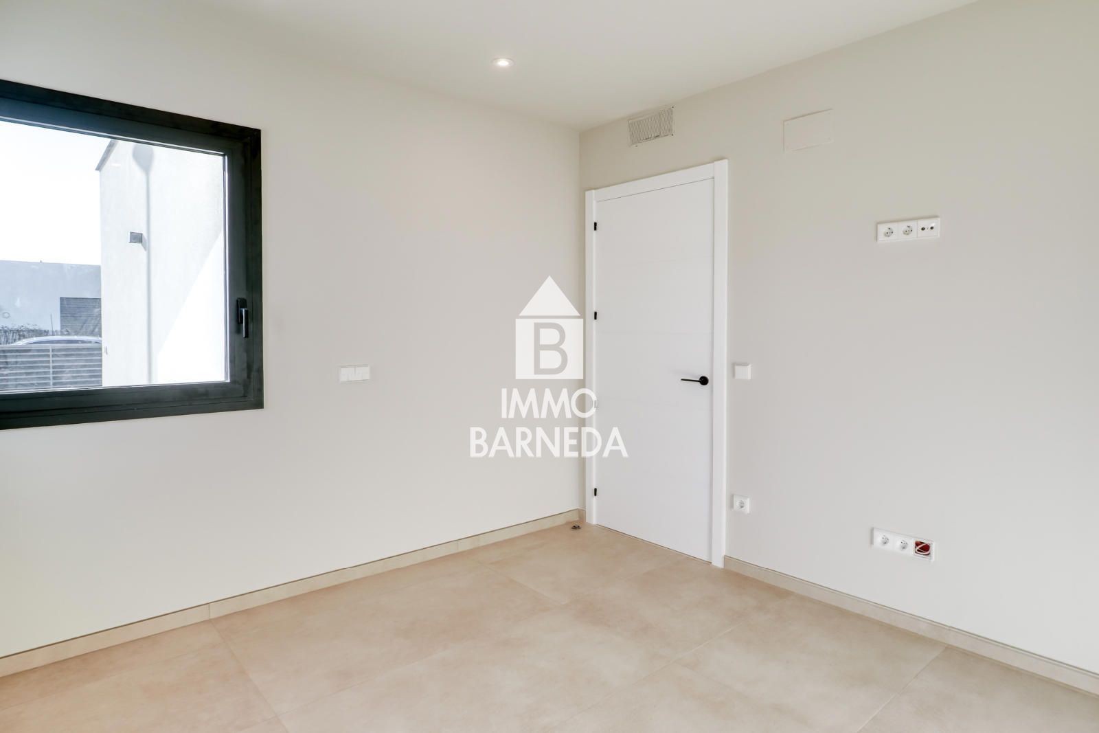 Exclusiva vivienda de obra nueva con piscina y jardín en Mas Buscà, Roses