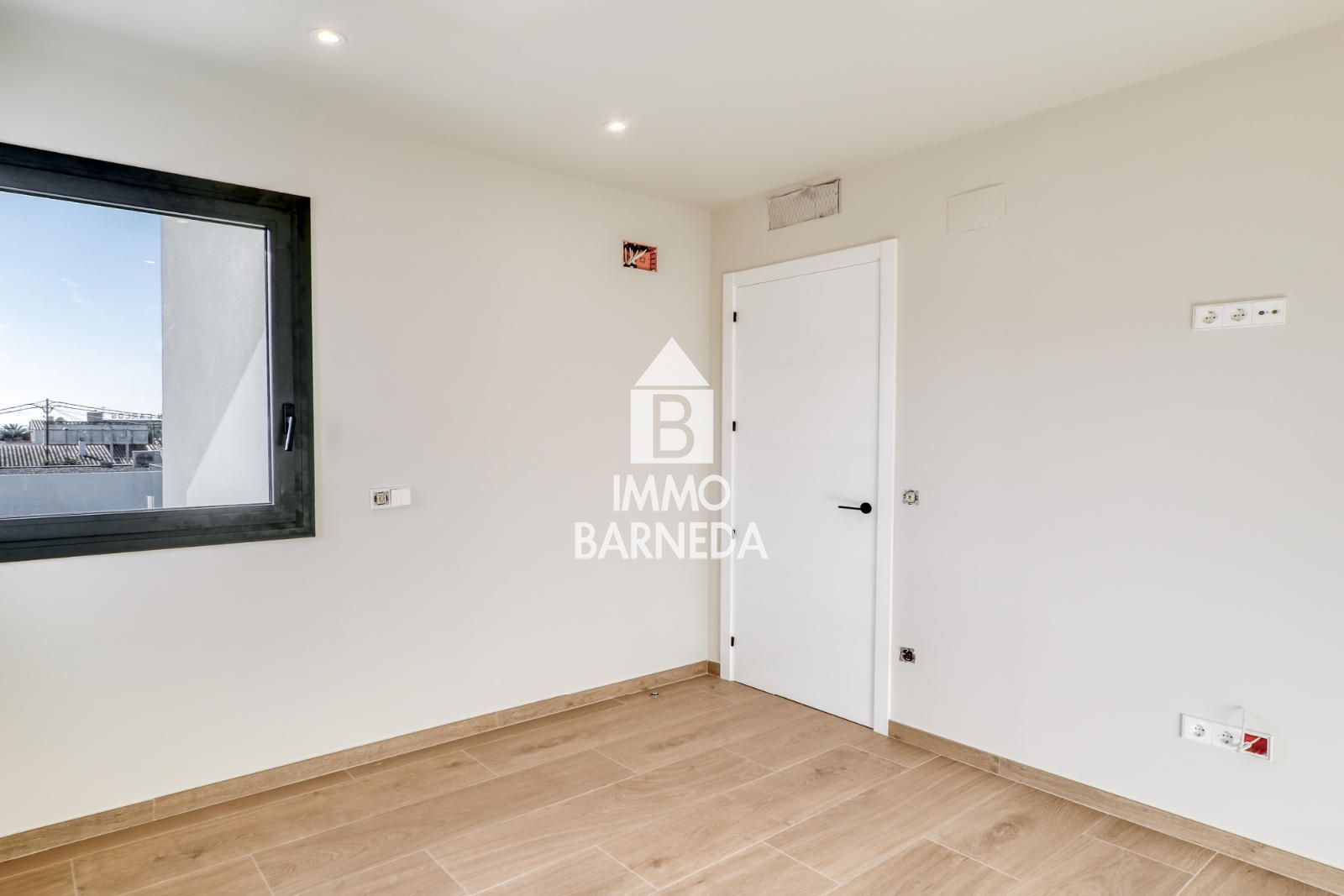 Exclusiva vivienda de obra nueva con piscina y jardín en Mas Buscà, Roses