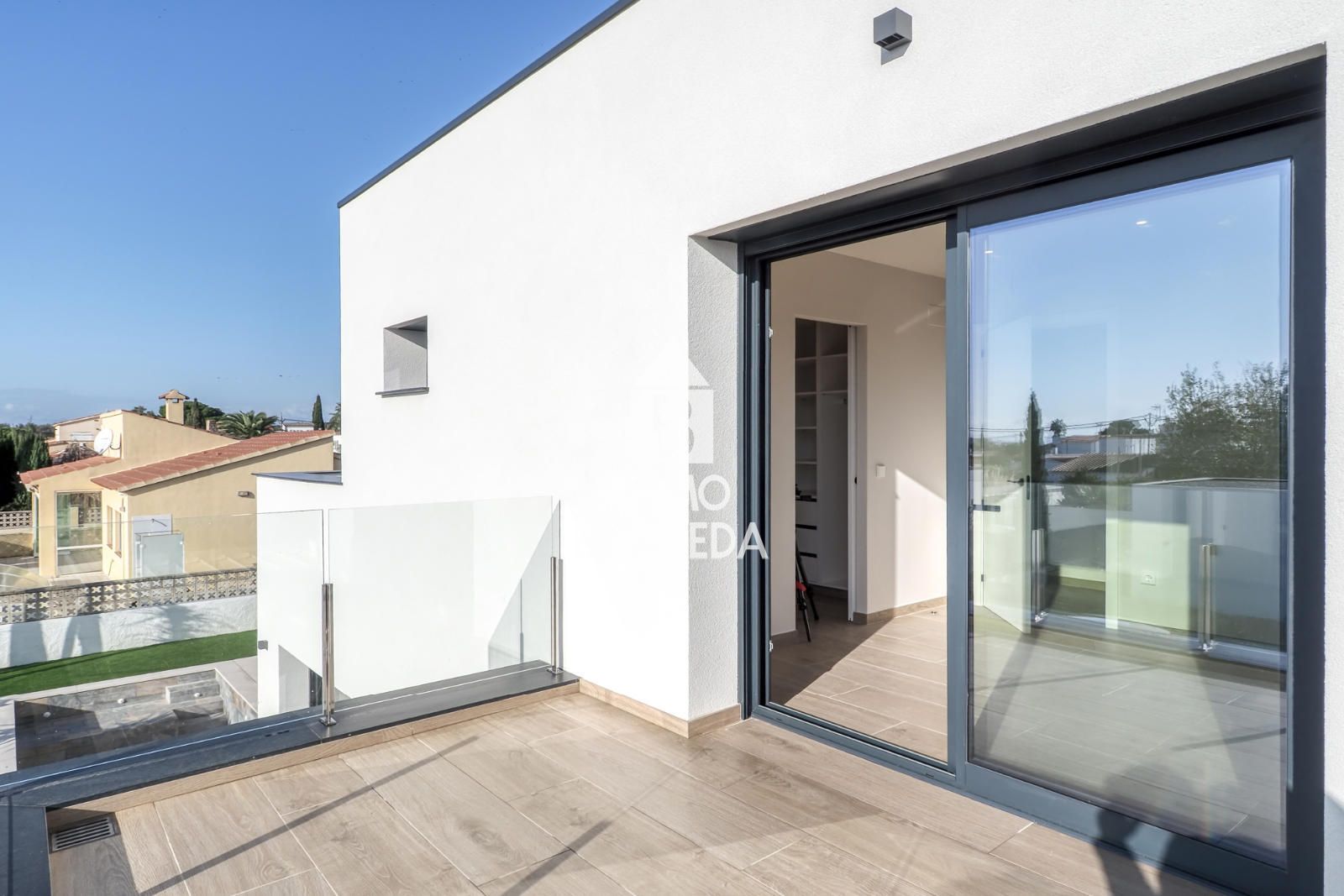 Exclusiva vivienda de obra nueva con piscina y jardín en Mas Buscà, Roses