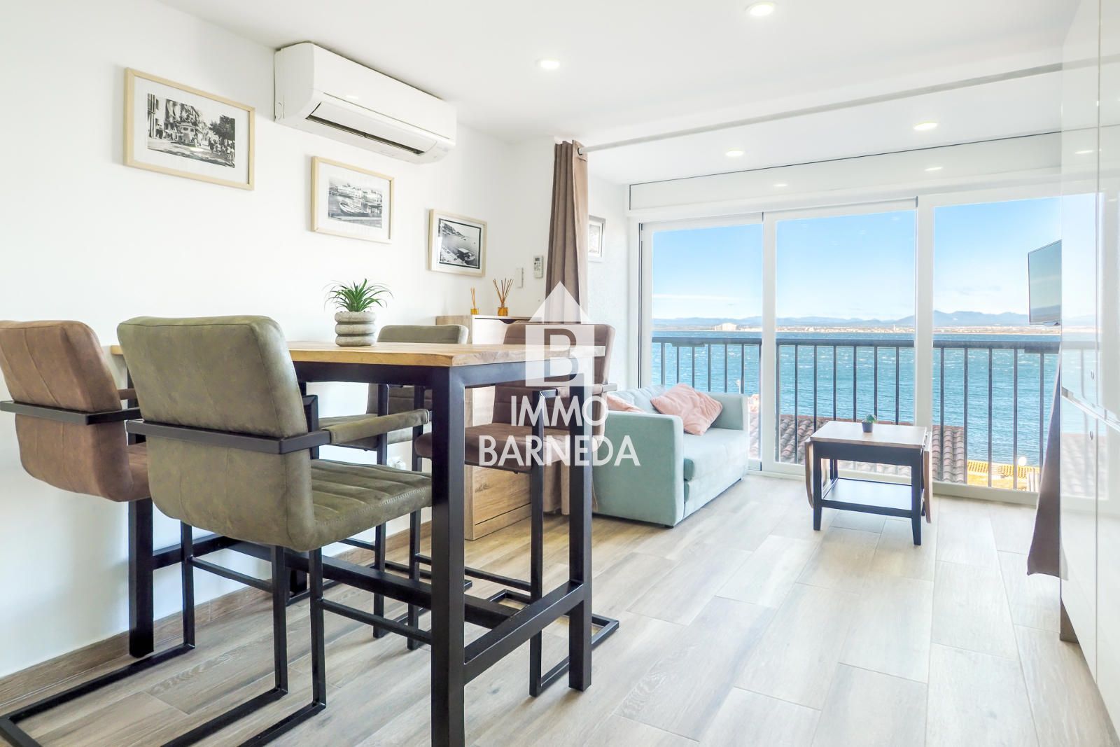 Estudio reformado con vistas al mar y plaza de aparcamiento en Roses