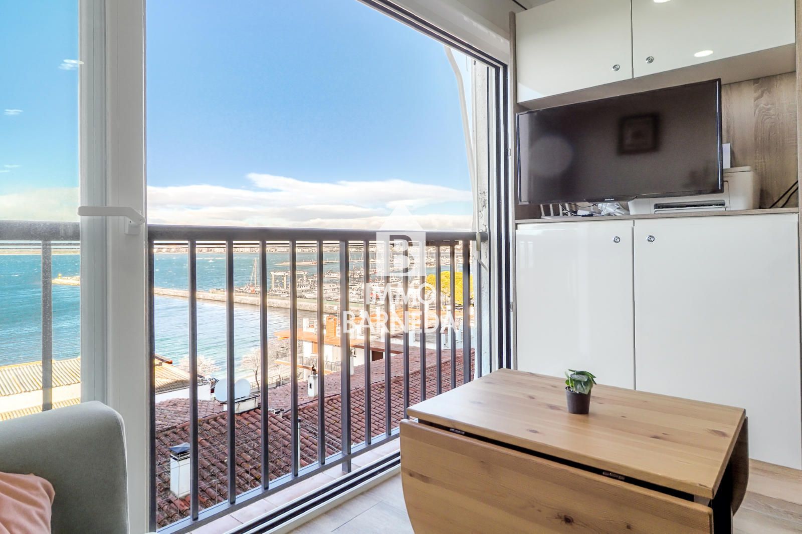 Estudio reformado con vistas al mar y plaza de aparcamiento en Roses