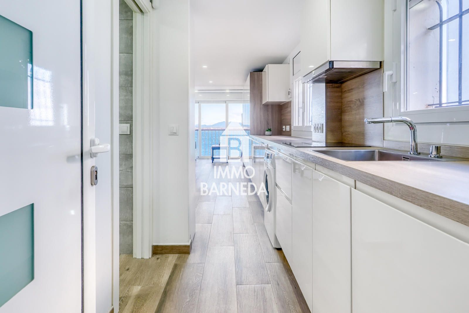 Estudio reformado con vistas al mar y plaza de aparcamiento en Roses