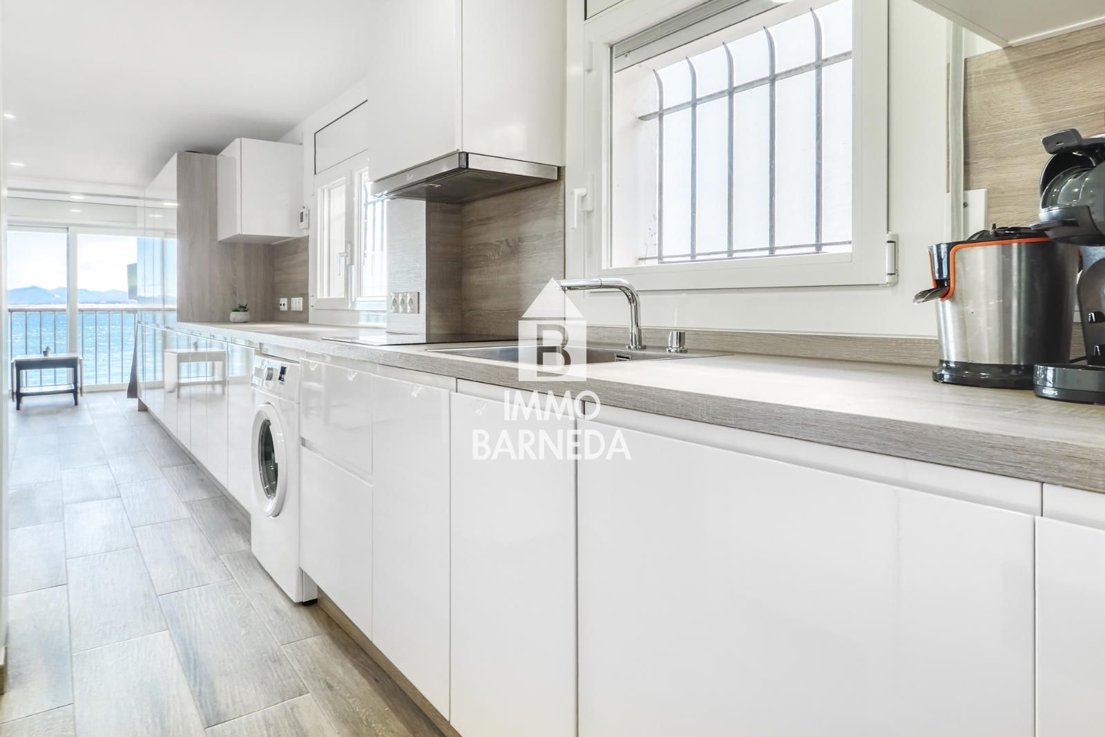 Estudio reformado con vistas al mar y plaza de aparcamiento en Roses