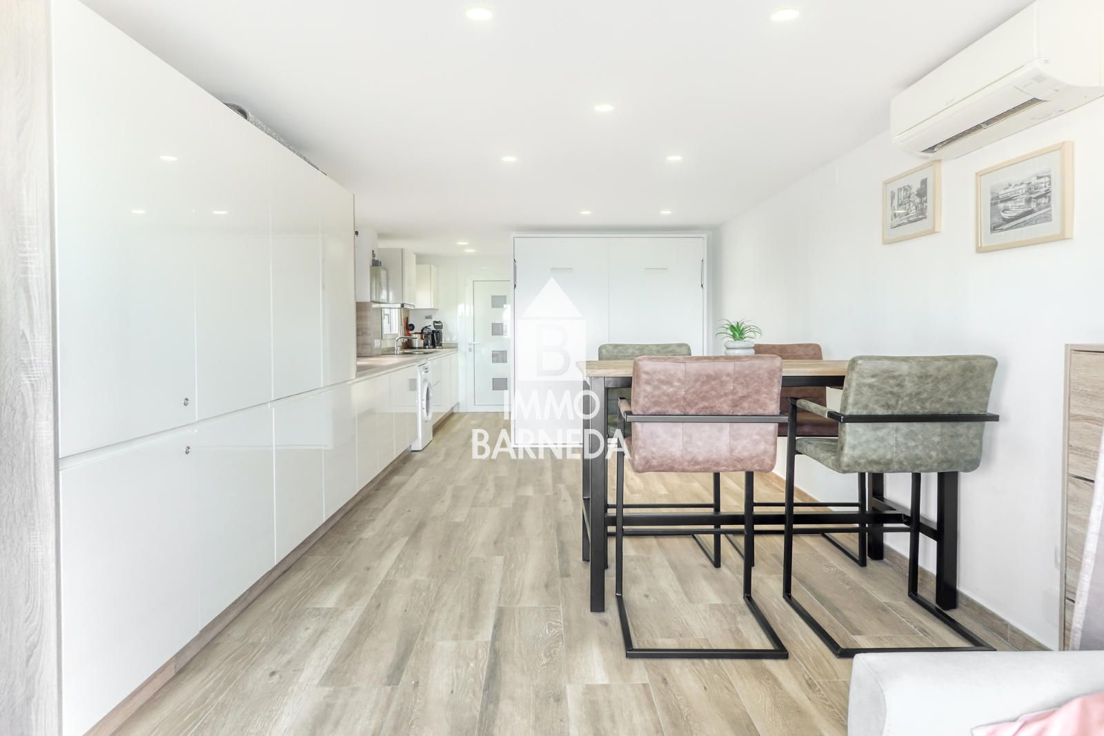 Estudio reformado con vistas al mar y plaza de aparcamiento en Roses