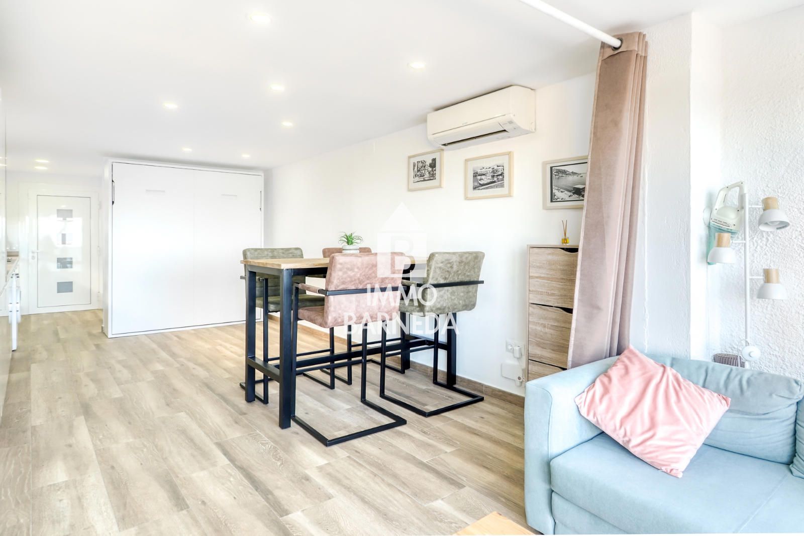 Estudio reformado con vistas al mar y plaza de aparcamiento en Roses