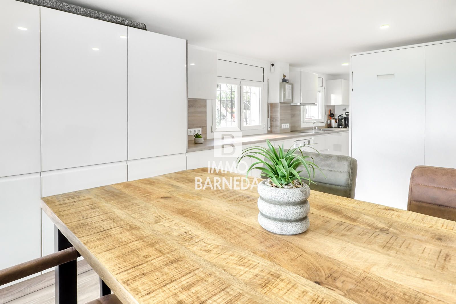 Estudio reformado con vistas al mar y plaza de aparcamiento en Roses