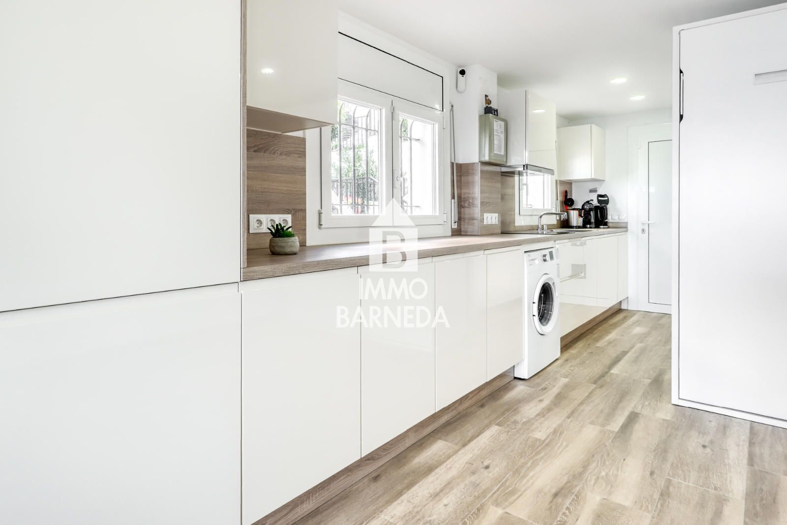 Estudio reformado con vistas al mar y plaza de aparcamiento en Roses