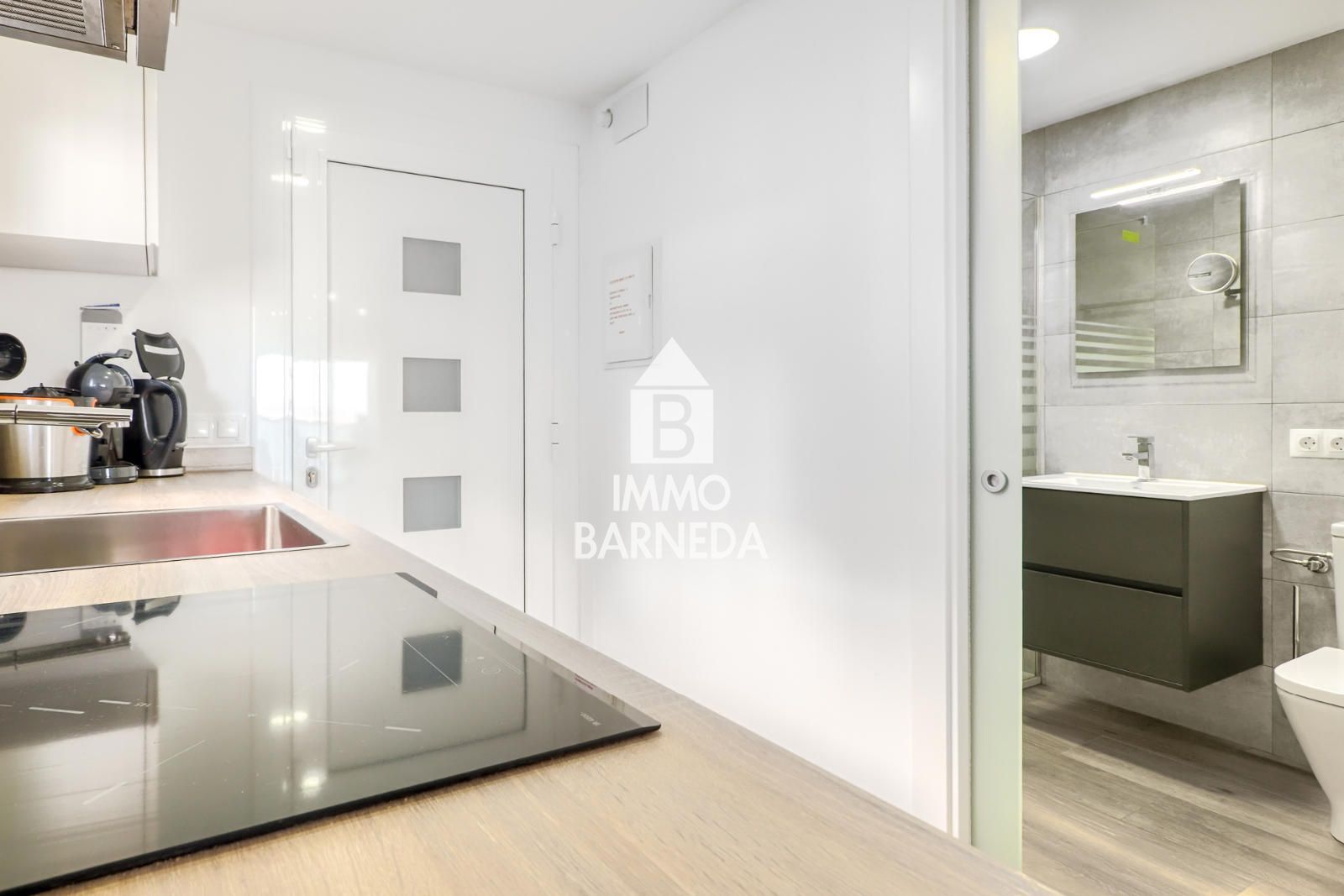 Estudio reformado con vistas al mar y plaza de aparcamiento en Roses